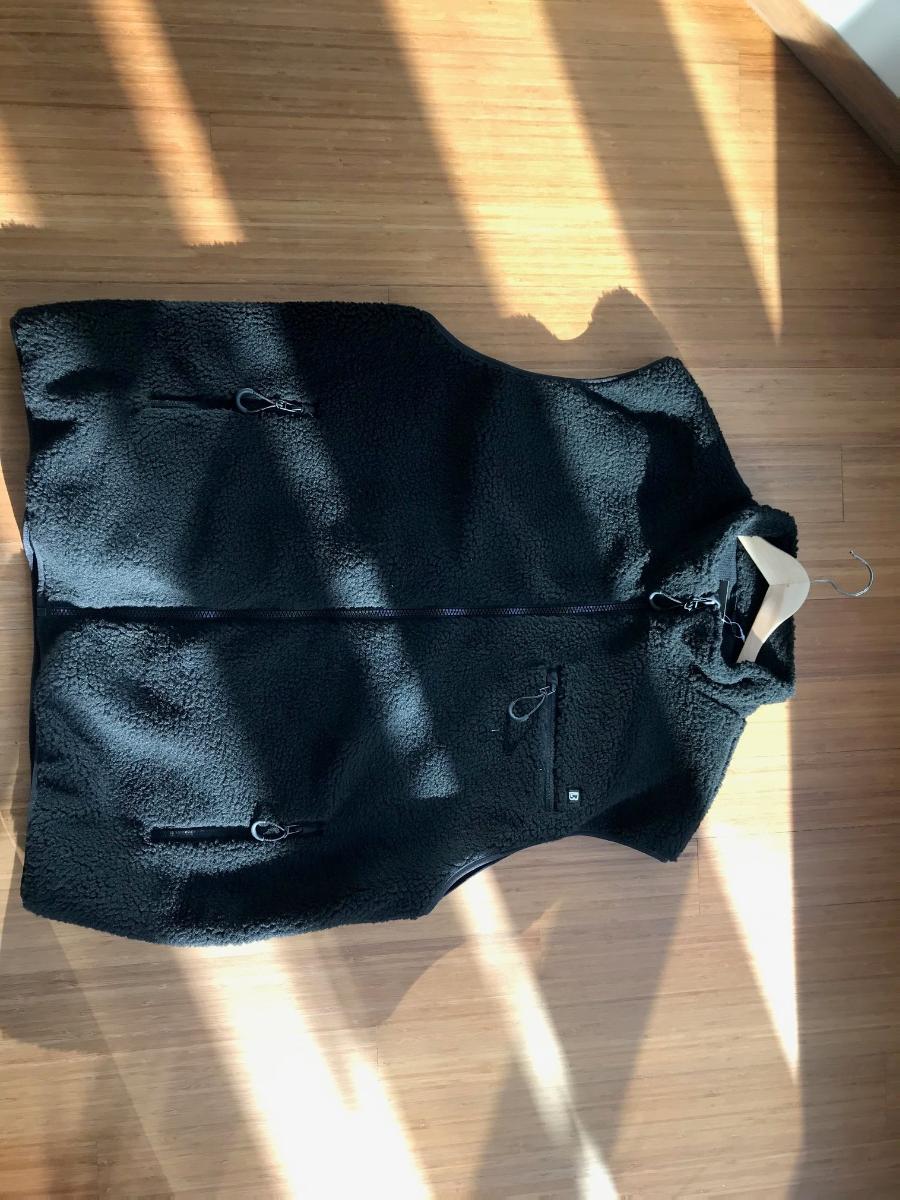 Weste, sog. Teddyfleece Vest, Art. 5025, Größe 5XL, Foto siehe Anlage,
- in einem Polybeutel verpackt,
- aus ca. 3,4 mm dicken, einfarbigen Plüschgewirken aus laut Antrag Chemiefasern,
- durchgehend leicht gefüttert,
- über den Schritt reichend (Rückenlänge: ca. 81 cm),
- mit einem Stehkragen,
- vorn mit einer durchgehenden Öffnung mit Reißverschluss; am Kragenrand mit einer
  kurzen Überlappung von rechts über links (Frauenkleidung), somit keine Ware der Unter-
  position (KN) 6110 3091,
- ärmellos,
- vorn mit drei eingesetzten Taschen mit Reißverschluss,
- am unteren Rand sowie an den Armausschnitten mit einem schmalen Band eingefasst.

"Weste aus Gewirken, aus Chemiefasern, für Frauen"