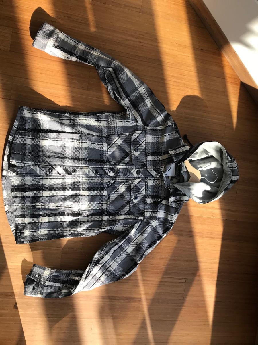 Jacke, sog. Lumberjacket Raw Twill, Art. 3179, Größe M, Foto siehe Anlage,
- in einem Polybeutel verpackt,
- aus ca. 1,1 mm dicken, buntgewebten Geweben aus laut Antrag Baumwolle,
- über die Taille reichend (Rückenlänge: ca. 73 cm),
- mit Umlegekragen und einer abtrennbaren Kapuze,
- vorn mit einer durchgehenden Öffnung mit Druckknopfverschluss von links über rechts
  (Männerkleidung),
- mit langen Ärmeln, an den Ärmelenden mit manschettenartigen Abschlüssen,
- mit zwei aufgesetzten Brusttaschen mit Patte und Druckknopfverschluss und zwei eingesetzten,
  offenen Taschen unterhalb der Taille; somit kein Hemd,
- am unteren Rand durch Umschlagen und Festnähen gesäumt,
- keine Arbeits- und Berufskleidung,
- wird im Allgemeinen nicht über jeder anderen Kleidung und zum Schutz gegen das Wetter getragen,
  somit keine Ware der Position 6201.

"Jacke, aus Geweben, für Männer, aus Baumwolle, keine Arbeits- und Berufskleidung"