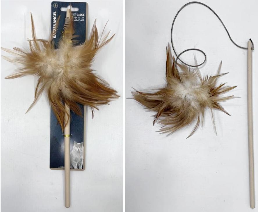 Ware aus Federn und Daunen (Katzenspielzeug), sog. Katzenangel, Foto siehe Anlage,
- in Form einer Katzenspielangel,
- aus einem ca. 35 cm langen Stab aus Holz (laut Antrag Bambus),
- mit einer an dem Stab befestigten, ca. 50 cm langen gummielastischen Kordel aus Spinnstoffen,
- mit mehreren Federn und Daunen (laut Antrag Truthahnfedern) mit einer Länge von bis zu 10 cm,
  die zusammengefasst am Ende der Schnur befestigt sind,
- die Federn und Daunen bestimmen aufgrund ihrer Bedeutung in Bezug auf die Verwendung
  als Katzenspielzeug den wesentlichen Charakter der Ware,
- keine Einreihung als Spielzeug der Position 9503, da aufgrund der Aufmachung, der Form und
  des verwendeten Materials erkennbar ausschließlich für Tiere bestimmt,
- befestigt auf einer bunt bedruckten Pappkarte mit Ausstanzung zum Aufhängen an einem
  Verkaufsdisplay.

"Ware aus Federn und Daunen"