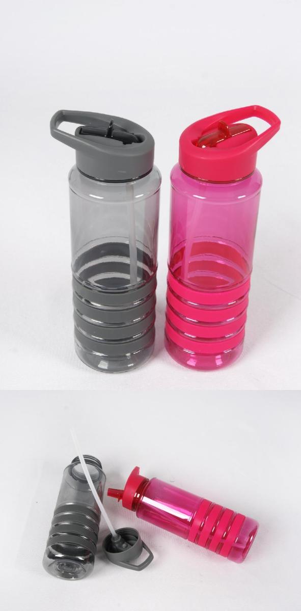 Nach den Angaben der Antragstellerin sowie einer Produktabbildung handelt es sich um eine in verschiedenen Farben erhältliche Trinkflasche aus Kunststoffen im Sinne der Anmerkung 1 zu Kapitel 39.
Die zylindrisch geformte Ware mit einem Fassungsvermögen von 700ml verfügt über einen abschraubbaren Deckel ohne Silikondichtung, ein ausklappbares Mundstück und einen im Inneren der Flasche eingesetzten, abnehmbaren Trinkhalm.
Für ein besseres Greifen ist die Flasche im unteren Bereich mit vier ringförmigen Kunststoffüberzügen gestaltet.   

Die universell einsetzbare Trinkflasche dient dem Mitführen von Getränken und wird üblicherweise im Haushalt wie auch im Freien und auf Reisen verwendet.

Derartige Waren werden zolltarifrechtlich als „andere Haushalts- oder Hauswirtschaftsartikel aus Kunststoffen, andere als von den TARIC-Codes 3924 1000 11 bis 3924 9000 10 erfasst" eingereiht.