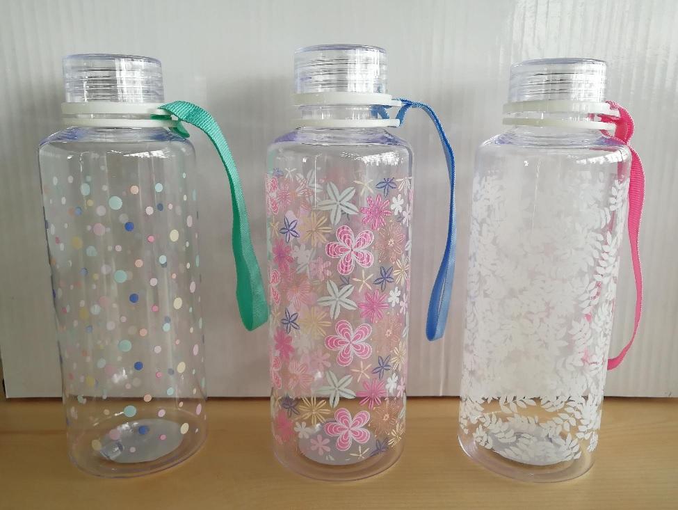 Nach den Angaben der Antragstellerin sowie einer Produktabbildung handelt es sich um eine klarsichtige Trinkflasche aus Kunststoffen im Sinne der Anmerkung 1 zu Kapitel 39.
Die zylindrisch geformte Ware mit einem Fassungsvermögen von 500ml verfügt über einen abschraubbaren Deckel mit Silikondichtung und eine textile Handtrageschlaufe. Auf der Außenseite weist sie unterschiedlich kolorierte Motive auf.

Die universell einsetzbare Trinkflasche dient dem Mitführen von Getränken und wird üblicherweise im Haushalt wie auch im Freien und auf Reisen verwendet.

Im Hinblick auf den Umfang und die Bedeutung in Bezug auf die Verwendung bestimmen die Kunststoffe den Charakter der Ware.

Derartige Waren werden zolltarifrechtlich als „andere Haushalts- oder Hauswirtschaftsartikel aus Kunststoffen, andere als von den TARIC-Codes 3924 1000 11 bis 3924 9000 10 erfasst" eingereiht.