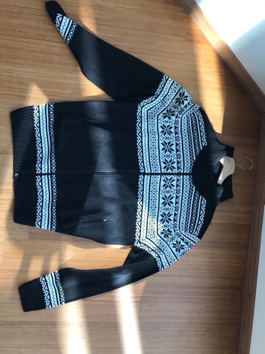 Blouson, sog. Brandit Norweger Cardigan, Herrencardigan, Artikelnummer 5030, Größe M,
Foto siehe Anlage,
- aus bis zu 2,5 mm dicken, buntgewirkten Gewirken aus laut Antrag 100 % Polyacryl (synthetische
  Chemiefasern),
- über den Schritt reichend (Rückenlänge: ca. 71 cm),
- mit einem Stehkragen,
- vorn mit einer durchgehenden Öffnung, mit einem bis zum Kragenrand reichenden Reißverschluss,
- ohne Hinweise auf den Trägerkreis (unisex), damit keine Kleidung für Männer,
- mit langen Ärmeln, die über den unteren Rand des Kleidungsstücks hinausreichen; an den
  Ärmelenden mit gerippt gewirkten Bündchen verengt,
- mit zwei eingesetzten Taschen mit Reißverschluss unterhalb der Taille,
- am unteren Rand mit einem ca. 6,5 cm hohen, gerippt gewirkten, verengenden Bund,
- erfüllt die Merkmale zur Einreihung als Blouson, somit keine Kleidung der Position 6110.

"Blouson aus Gewirken, für Frauen, aus Chemiefasern"