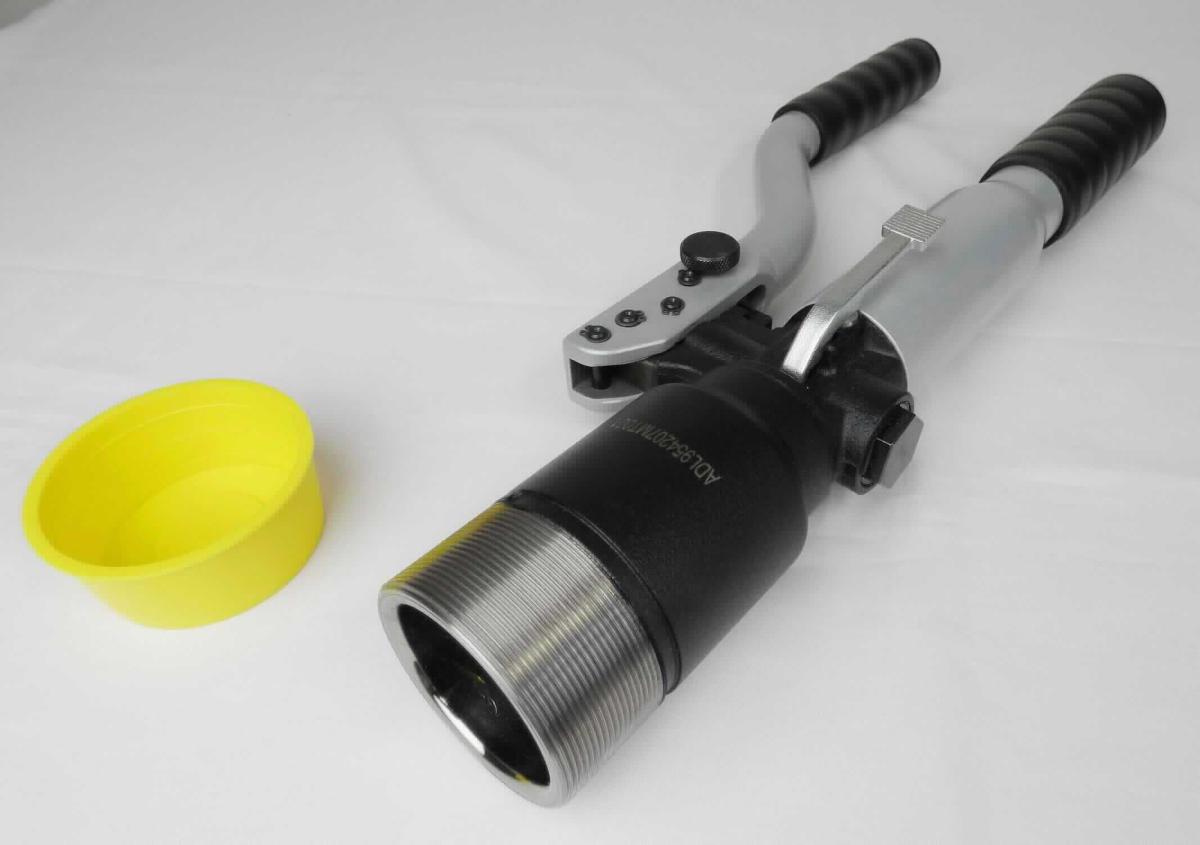 Sog. handhydraulisches Presswerkzeug HK120/42
- in Form eines von Hand zu führenden, zangenartigen Presswerkzeugs aus zwei Hand-
  griffen aus Aluminium mit Kunststoff-Griffstück und Hydraulikzylinder (Abbildung siehe
  Anlage),
- die Lieferung erfolgt ohne Presskopf,
- zur Verwendung zum Verpressen von Werkstücken als Crimp- und Schneidwerkzeug.

"Hydraulisch betriebenes Werkzeug, von Hand zu führen, keine Kettensäge, unvollständig - sog. handhydraulisches Presswerkzeug ohne Presskopf"