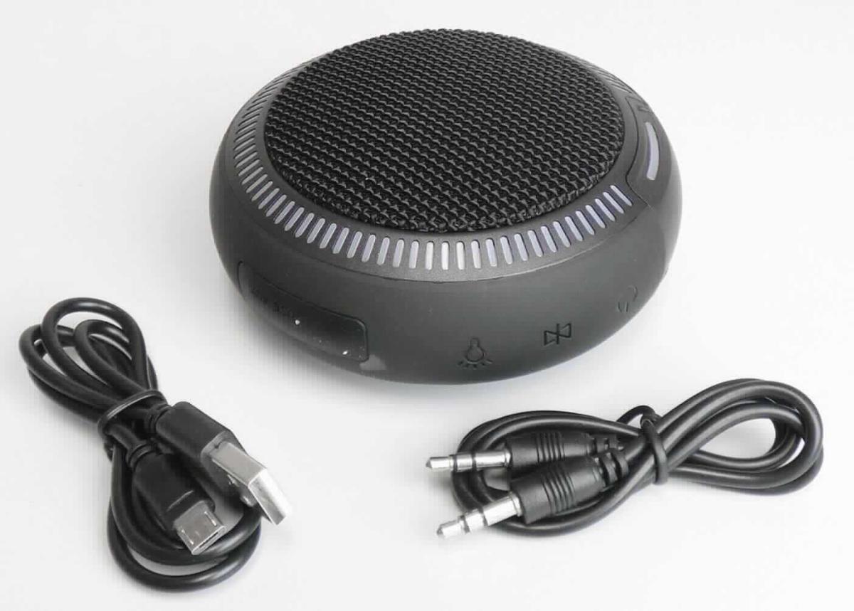 Bluetooth-Lautsprecher
- aus einem Lautsprecher, Tonfrequenzverstärker, Mikrofon, Akkumulator, Bluetooth-Sende- 
  und Empfangsmodul in einem wasserfesten runden Gehäuse (Abmessungen: 96 x 96 x 43 mm)
  mit Bedienelementen, LED-Beleuchtungsring und USB-Anschluss (für die Stromversorgung) und
  AUX-Eingang (Abbildung siehe Anlage),
- zum Umwandeln elektrischer Tonfrequenzimpulse in Schallschwingungen - kennzeichnende 
  Haupttätigkeit -, zur Tonfrequenzverstärkung und zum drahtlosen Senden und Empfangen von 
  Audiodaten einschließlich Freisprechfunktion,
- zusammen mit Beipack (Kabel und Bedienungsanleitung) in einer gemeinsamen Verkaufs-
  umschließung.
Der Lautsprecher bestimmt den Charakter des Ganzen.

"Einzellautsprecher im Gehäuse (Kombination aus Lautsprecher - kennzeichnende Haupttätigkeit -,  
 Tonfrequenzverstärker und Apparat für die Kommunikation in einem drahtlosen Netzwerk, 
 in Warenzusammenstellung mit nicht charakterbestimmendem Beipack, in Aufmachung für 
 den Einzelverkauf)"