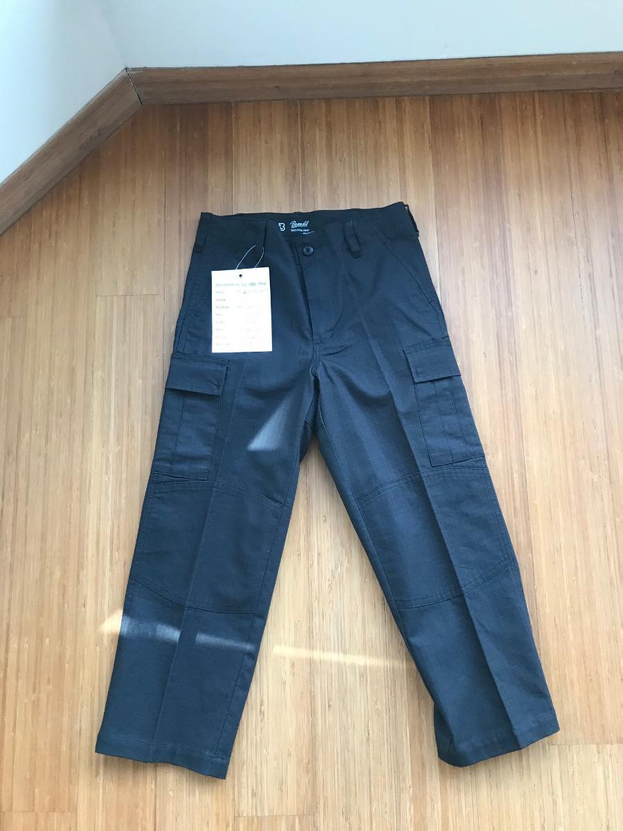 Lange Hose, sog. Kids Ripstop Trouser, Art. 6006, Größe 134/140, Foto siehe Anlage,
- aus ca. 0,3 mm dicken, einfarbigen Geweben aus laut Antrag 80 % Polyester (synthetische Chemie-
  fasern) und 20 % Baumwolle,
- in der Taille abschließend, mit einem Bund mit Gürtelschlaufen,
- vorn mit einer Öffnung mit Reißverschluss, verdeckt von einer Patte von links über rechts (Knaben-
  kleidung), die im Bund mit einem Knopf geschlossen wird,
- mit verschiedenen ein- und aufgesetzten Taschen,
- mit knöchellangen Hosenbeinen, an den Beinabschlüssen durch Umschlagen und Festnähen gesäumt,
- keine Arbeits- und Berufskleidung,
- aufgrund der Materialzusammensetzung keine Ware der Unterposition 6203 42.

"Lange Hose, aus Geweben, für Knaben, aus synthetischen Chemiefasern, keine Arbeits- und
 Berufskleidung"