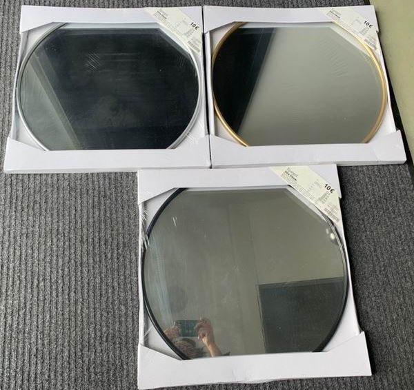 Spiegel aus Glas, sog. Wandspiegel, Foto siehe Anlage,
- runder Spiegel aus Glas (laut Untersuchungsergebnis),
- mit einem Rahmen aus Kunststoff,
- an der Rückseite mit einem runden Zuschnitt aus Pappe mit einer Aufhängeöse versehen,
- mit einem Durchmesser von ca. 50 cm,
- zur Befestigung an der Wand vorgesehen.

"Spiegel aus Glas, kein Rückspiegel für Fahrzeuge, gerahmt"