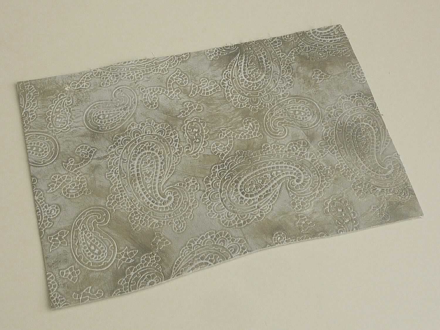 Leder, sog. chromgegerbte Kalbhälften, Abbildung siehe Anlage, 
- die Einreihung erfolgt anhand eines vorgelegten Abschnitts von ca. 15 x 10 cm und den Antragsangaben, 
- laut Antrag: 
- - Narbenspalt vom Kalb, 
- - in Form von Hälften (Fellgröße: 1,11 bis 1,49 qm), 
- - mit einer Dicke von 0,9 bis 1,1 mm, 
- enthaart und gegerbt, 
- laut Untersuchungsergebnis zugerichtet: 
- - auf der Oberfläche geprägt (ornamentartig) und mit einer metallischen Farbe bedruckt (der Kunststoff ist nicht 
    flächendeckend aufgebracht, damit kein Leder der Position 4114).

"Nach dem Gerben oder Trocknen zugerichtetes Leder von Kälbern, enthaart, kein Leder der Position 4114,
 keine ganze Haut, Narbenspalt"