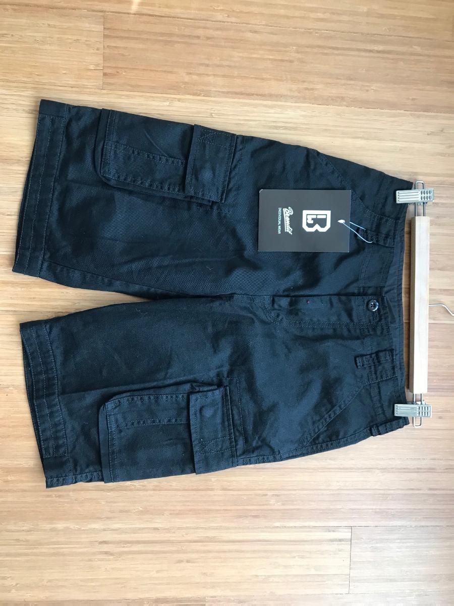 Kurze Hose, sog. Kids Urban Legend Shorts, Art. 6008, Größe 146/152, Foto siehe Anlage,
- in einem Polybeutel verpackt,
- aus ca. 0,6 mm dicken, einfarbigen Geweben aus laut Antrag 100 % Baumwolle,
- in der Taille abschließend, mit einem ca. 4 cm breiten Taillenbund mit Gürtelschlaufen,
- vorn mit einer Öffnung mit Reißverschluss und Patte von links auf rechts (Knabenkleidung; damit
  keine Ware der Position 6204), die im Bund mit einem Knopf geschlossen wird,
- mit verschiedenen ein- und aufgesetzten, offenen bzw. mit Patte und Druckknopfverschluss
  ausgestatteten Taschen,
- mit kurzen Hosenbeinen, die nicht die Knie bedecken (Seitenlänge: ca. 47 cm),
- an den Beinabschlüssen durch Umschlagen und Festnähen gesäumt sowie teilweise mit einem
  schmalen Gewebestreifen verstärkt.

"Kurze Hose, aus Geweben, für Knaben, aus Baumwolle"