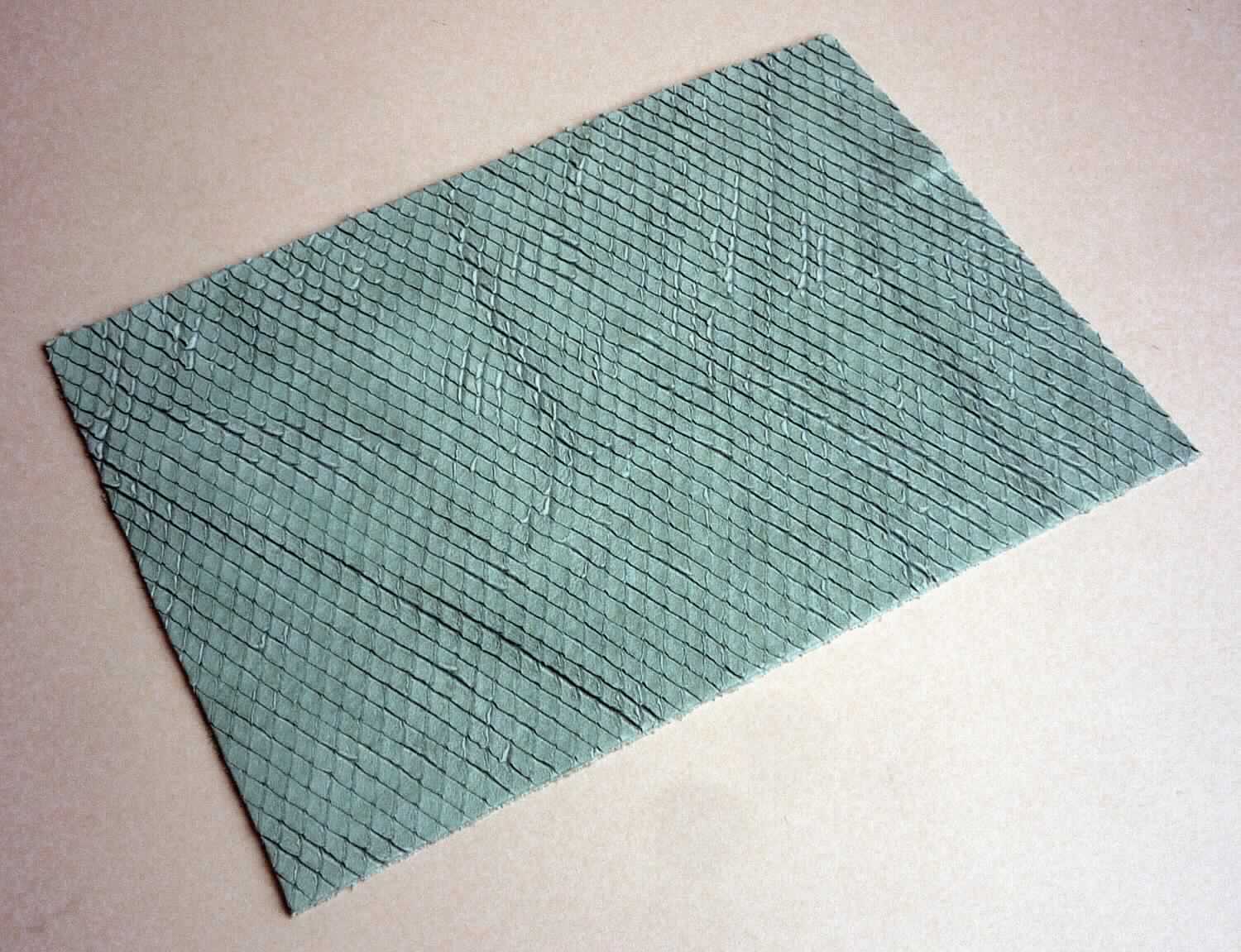 Leder, sog. chromgegerbte Kalbhälften, Abbildung siehe Anlage, 
- die Einreihung erfolgt anhand eines vorgelegten Abschnitts von ca. 21 x 15 cm und den Antragsangaben, 
- laut Antrag: 
- - Narbenspalt vom Kalb, 
- - in Form von Hälften (Fellgröße: 1,11 bis 1,58 qm), 
- enthaart und gegerbt, 
- laut Untersuchungsergebnis: 
- - auf der Oberfläche rautenförmig (schuppenartig) eingeschnitten (zugerichtet), 
- - mit einer Dicke von ca. 1,6 mm.

"Nach dem Gerben oder Trocknen zugerichtetes Leder von Kälbern, enthaart, kein Leder der Position 4114,
 keine ganze Haut, Narbenspalt"