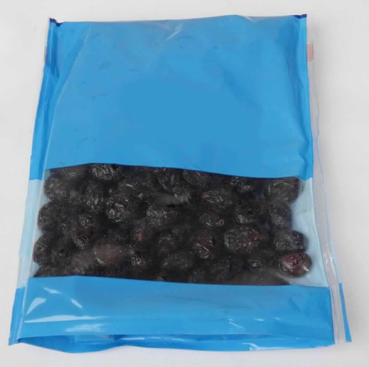 Cranberries, zubereitet.

Antragsangaben (als zutreffend unterstellt): Cranberries mit Apfelsaftkonzentrat, in 200 g-Beuteln für den Einzelverkauf aufgemacht. Zur Herstellung der Ware wurden vertrauliche Angaben gemacht.

Beschaffenheit des vorgelegten Warenmusters: ganze, dunkelrote, teilweise rehydratisierte Cranberries mit einer leicht glänzenden und klebrigen Oberfläche. Geschmack: süß-säuerlich, fruchtig, nach Cranberries.
Alkohol (gemäß Angabe): nicht enthalten. 
Zugesetzter Zucker i. S. der ZAnm 3, 2. Anstrich i. V. m. ZAnm 2 a) Abs 1 Kap 20: enthalten

Früchte, in anderer Weise zubereitet oder haltbar gemacht, auch mit Zusatz von Zucker, anderen Süßmitteln oder Alkohol, anderweit weder genannt noch inbegriffen, andere als in den Unterpositionen 2008 11 bis 2008 80 der KN genannt, Preiselbeeren und Moosbeeren (Vaccinium macrocarpon, Vaccinium oxycoccos, Vaccinium vitis-idaea), ohne Zusatz von Alkohol, mit Zusatz von Zucker, in unmittelbaren Umschließungen mit einem Gewicht des Inhalts von 1 kg oder weniger, andere als Flocken und Pulver.