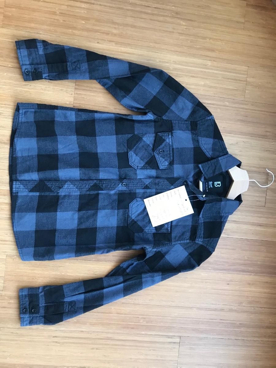 Hemd, sog. Kids Checkshirt, ART.: 6016, Größe 170/176, Foto siehe Anlage,
- in einem Polybeutel verpackt,
- aus ca. 0,5 mm dicken, buntgewebten Geweben aus laut Antrag 100 % Baumwolle,
- über den Schritt reichend (Rückenlänge: ca. 71 cm),
- mit einem Umlegekragen,
- vorn mit einer durchgehenden Öffnung mit Knopfverschluss von links über rechts (Knabenkleidung),
- im Rücken mit Schultersattel,
- mit langen Ärmeln mit manschettenartigen Abschlüssen,
- mit zwei aufgesetzten Brusttaschen mit Patte und Knopfverschluss,
- am unteren, leicht abgerundeten Rand durch Umschlagen und Festnähen gesäumt.

"Hemd, aus Geweben, für Knaben, aus Baumwolle, nicht nach dem Batik-Verfahren handbedruckt"