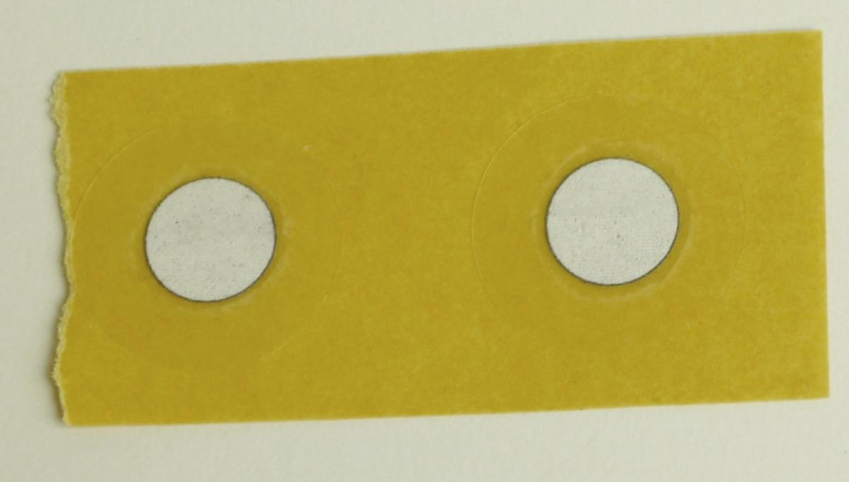 Angaben:
Temperaturindikatoren in Form von Messstreifen oder -punkten. Das Erzeugnis wird auf Geräten in verschiedenen Einsatzbereichen verwendet und dient zum Messen von Temperaturen zwischen 37,8 und 264 °C. Der Temperaturindikator besteht aus Papier und ist mit einer weißen Substanz überzogen, die bei Erreichen der Ansprechtemperatur irreversibel auf schwarz umschlägt. Dies dient der Signalisierung von Verschleiss, Reibung, Wartungsbedarf oder Überhitzung.

Befund:
Chemische Erzeugnisse und Zubereitungen der chemischen Industrie oder verwandter Industrien (einschließlich Mischungen von Naturprodukten), anderweit weder genannt noch inbegriffen; chemische Erzeugnisse oder Zubereitungen, überwiegend aus organischen Verbindungen bestehend, anderweit weder genannt noch inbegriffen; andere.