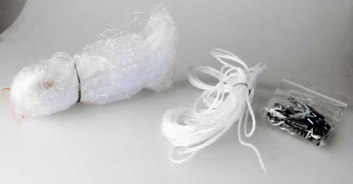 Konfektioniertes Netz, sog. Katzenschutznetz, transparent, 2 x 3m, Foto siehe Anlage, 
- mit Montagematerial (einem Spannseil, Haken und Dübeln) in einem bedruckten Pappkarton verpackt, 
- laut Antrag in den Abmessungen von 2 m x 3 m, 
- aus synthetischen Monofilen (laut Antrag Polyamid; mit einem Durchmesser von ca. 0,5 mm); somit keine Ware 
  der Unterposition 5608 1930,
- mit offenen, abgeknoteten (nicht verschiebbaren) Zellen (Maschenweite laut Antrag 3 cm x 3 cm), 
- an den Ecken mit angeknoteten, kontrastfarbenen Garnen aus Spinnstoffen (somit konfektioniert).

"Konfektioniertes Netz, aus synthetischen Spinnstoffen, kein Fischernetz, aus Polyamid, nicht aus Bindfäden, 
 Seilen oder Tauen"