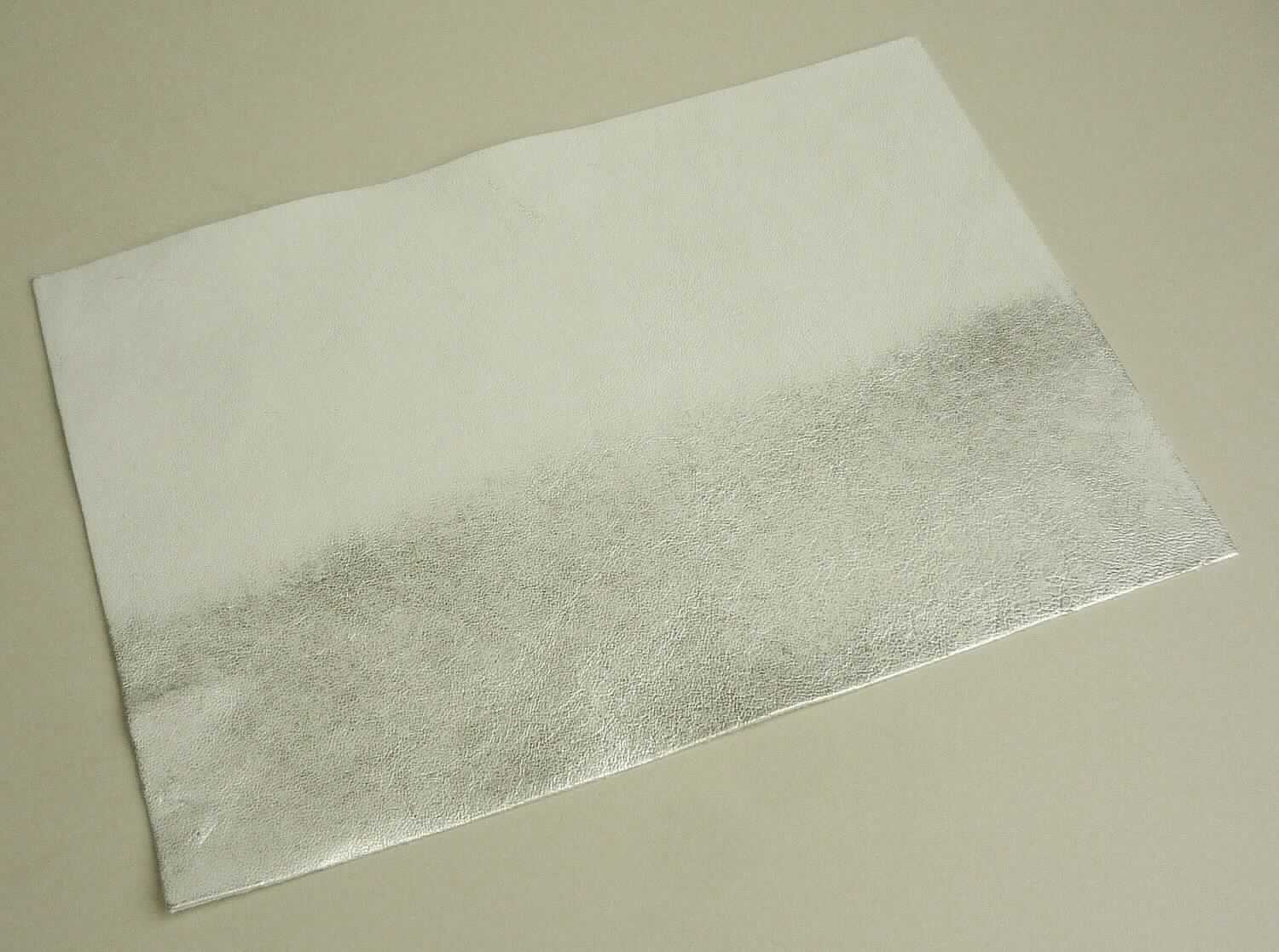 Leder, sog. Schaf, ganze Felle, Vegetabil Gerbung, Abbildung siehe Anlage, 
- die Einreihung erfolgt anhand eines vorgelegten Abschnitts von ca. 21 x 15 cm und den Antragsangaben, 
- laut Antrag: 
- - Narbenspalt vom Schaf, 
- - in Form von ganzen Häuten (Fellgröße: 0,37 bis 0,56 qm), 
- - mit einer Dicke von 0,7 bis 0,9 mm, 
- enthaart und gegerbt, 
- laut Untersuchungsergebnis zugerichtet: 
- - auf der Oberfläche mit einer metallischen Farbe (silber) versehen und anschließend teilweise mit weißer 
    Farbe überdeckt (damit kein Leder der Position 4114).

"Nach dem Gerben oder Trocknen zugerichtetes Leder von Schafen, enthaart, gespalten, kein Leder der 
 Position 4114"