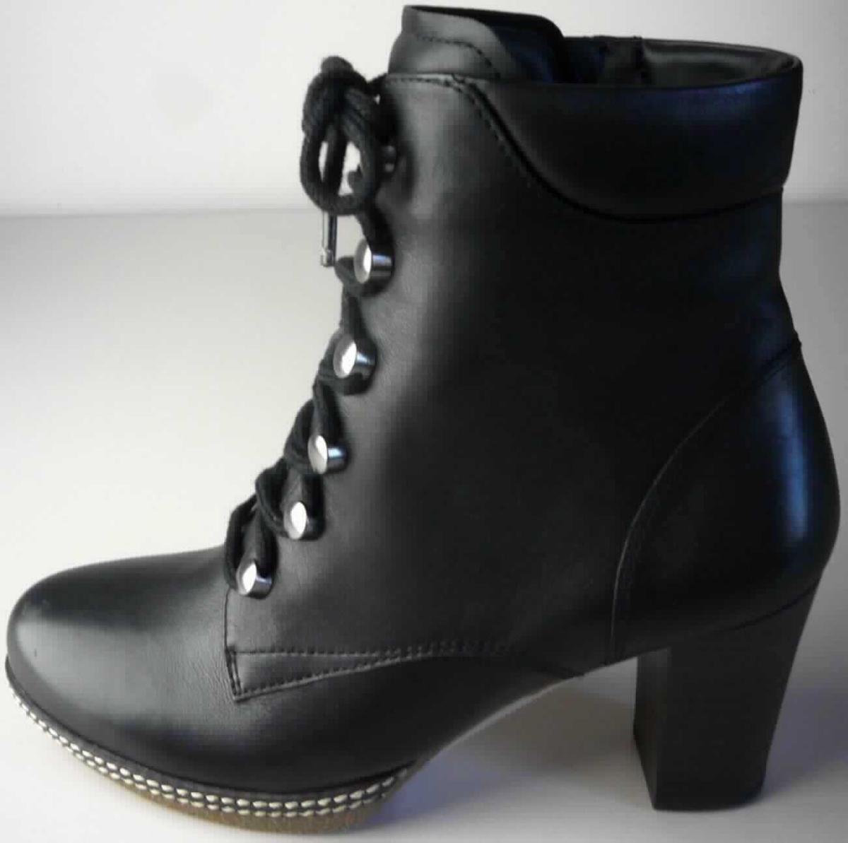 Stiefel (lt. Antrag: "Freizeitstiefelette für Damen", Foto siehe Anlage)
- mit Laufsohlen aus Kunststoff/Kautschuk; ohne Hauptsohle aus Holz,
- mit Oberteil aus Leder,
- vorn mit Schnürsenkelverschluss und seitlich mit Reißverschluss,
- ohne Metallschutz in der Vorderkappe, 
- den Knöchel, jedoch nicht die Wade bedeckend,
- lt. Antrag mit einer Länge der Innensohle von weniger als 24 cm.

"Schuhe mit Laufsohlen aus Kunststoff/Kautschuk und Oberteil aus Leder, andere als in den Unterpositionen 
 6403 1200 bis 6403 9105 genannte, den Knöchel, jedoch nicht die Wade bedeckend, mit einer Länge der 
 Innensohle von weniger als 24 cm"