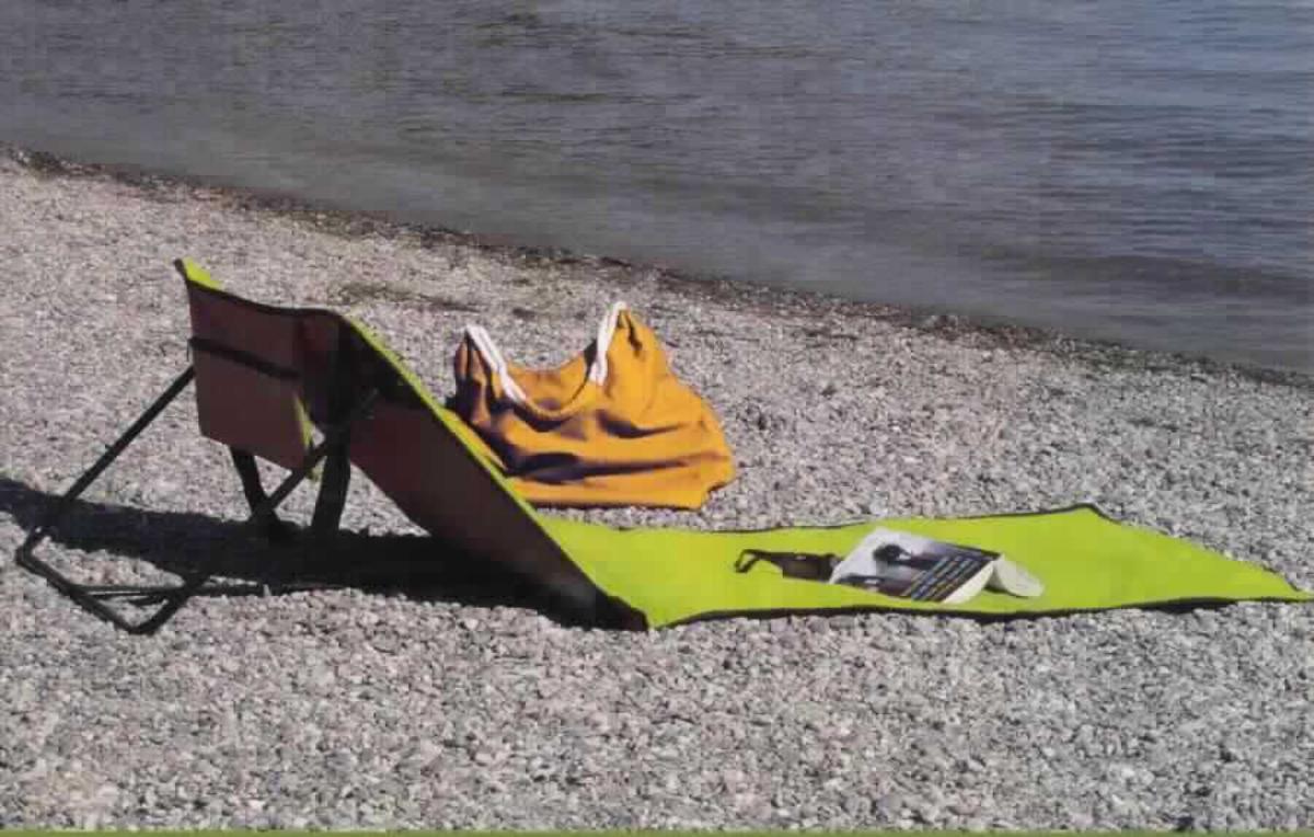 Campingausrüstung, sog. Strandliege, Art. NAN 8109665, 8221725, Foto siehe Anlage,
- in einem Polybeutel verpackt,
- in den max. Abmessungen (L x B x H) von ca. 154 cm x 51 cm x 43 cm,
- mit einer durch Teilungsnähte dreigeteilten Liegefläche mit einer Ober- und Unterseite aus ca. 0,5 mm dicken, 
  einfarbigen, einseitig (Innenseite) mit geprägtem Kunststoff (keine Zellstruktur erkennbar) überzogenen Geweben 
  der Position 5903 aus laut Antrag 100 % Polyester (synthetische Chemiefasern),
- innen mit einem eingelegten Polster aus Zellkunststoff,
- an den Rändern mit kontrastfarbenen Streifen aus Geweben eingefasst,
- mit einem in den als "Rückenlehne" fungierenden Abschnitt der Liegefläche teilweise eingenähten, klappbaren 
  Rohrgestänge aus augenscheinlich unedlem Metall und einer an der Schmalseite der "Rückenlehne" angenähten 
  Aufbewahrungstasche mit Reißverschluss aus den oben genannten Geweben, 
- mit einem am Gestänge befestigten Gurt mit einer Schnalle aus Kunststoff zur Höhenverstellung und Fixierung
  der "Rückenlehne", 
- mit einem an den oberen Ecken der "Rückenlehne" festgenähten Tragegurt,
- durch Zusammennähen konfektioniert,
- dient laut Antrag als Strandliege,
- ist aufgrund ihres Gewichts, der einfachen Montage-, Demontage- und Transportmöglichkeit, geeignet um beim 
  Camping verwendet zu verwerden; u. a. somit keine Ware der Position 9401 bzw. der Position 9403,
- stellt sich u. a. aufgrund des integrierten Metallgestänges auch nicht als eine "den Bettausstattungen ähnliche 
  Ware" dar,
- nach dem Umfang sowie im Hinblick auf die Verwendung als Strandmatte bestimmen die Gewebe den Charakter 
  der Ware.

"Campingausrüstung (Strandliege), aus Spinnstoffen, aus synthetischen Chemiefasern"