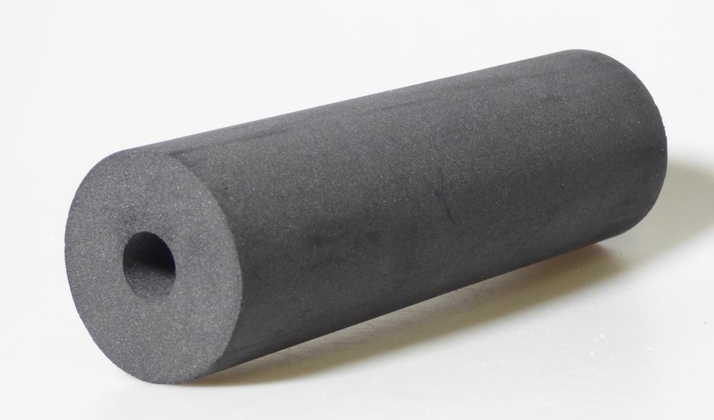 Angaben:
Kohleblock; rohrförmiges Filterelement mit poröser Struktur; zur Filtrierung von Wasser.
Foto siehe Anlage.

Warenbeschreibung:
Innen hohler, schwarzer Zylinder (Länge: 15 cm, Außendurchmesser: 4,5 cm, Innendurchmesser: ca. 1,5 cm).

Befund:
Waren aus Grafit oder anderem Kohlenstoff, für nicht elektrische Zwecke.
Ware, bei der im Sinne der AV 3 b) die Aktivkohle im Hinblick auf die Bedeutung für die Verwendung als charakterbestimmend angesehen wird.