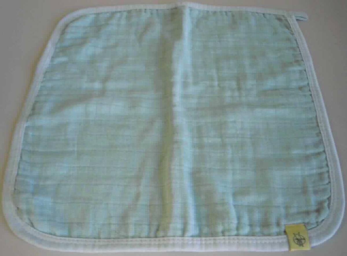 Wäsche zur Körperpflege, sog. Waschlappen, Art. Nr. 1312016703, Foto siehe Anlage,
- in einem Polybeutel verpackt,
- annähernd quadratisch, mit drei abgerundeten Ecken; in den Abmessungen von: ca. 33 cm x 33 cm, 
- doppelt gearbeitet, aus ca. 0,7 mm dicken, einfarbigen Geweben (keine Frottierware) aus laut Antrag 
  100 % Baumwolle,
- an allen Rändern mit schmalen Gewirkestreifen eingefasst und mit einer Aufhängeschlaufe ausgestattet
  (somit konfektioniert),
- wird üblicherweise gewaschen,
- dient laut Antrag als Waschlappen.

"Wäsche zur Körperpflege, aus Spinnstoffen, nicht aus Frottierware, aus Baumwolle, nicht nach dem 
 Batik-Verfahren handbedruckt"