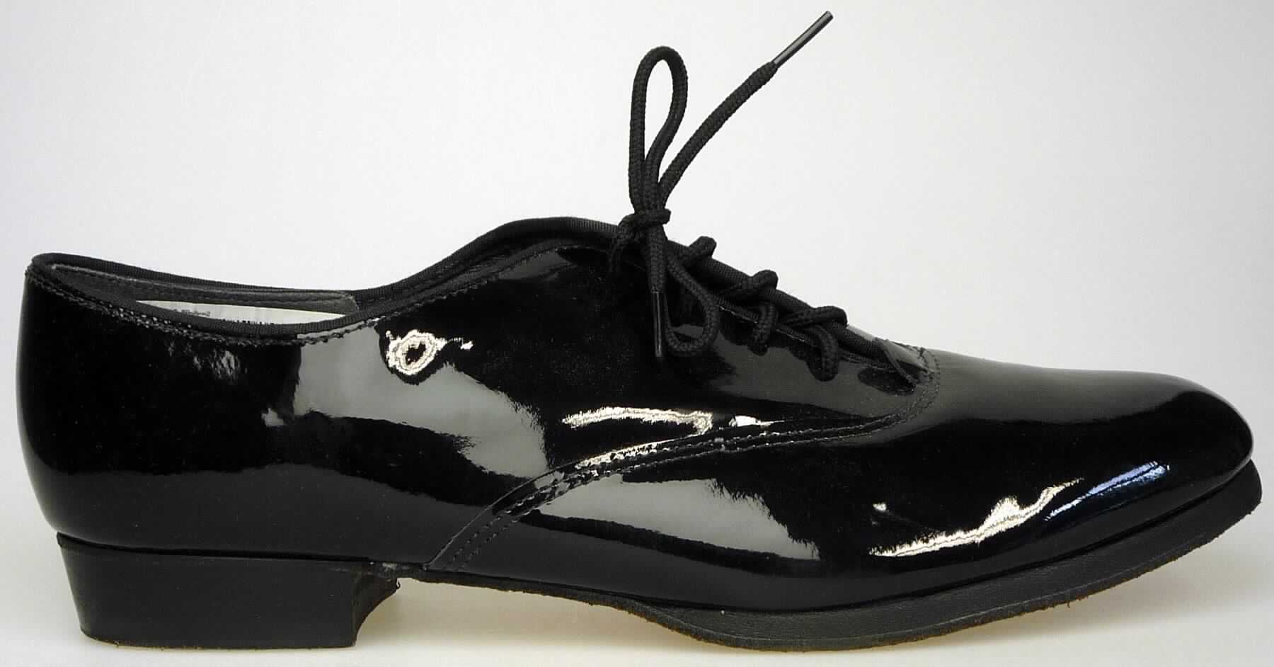 Freizeitschuhe (lt. Antrag: "HARTWICK, Mens Leather Shoe"; Foto siehe Anlage)
- mit Laufsohlen aus (lt. Antrag) Leder; ohne Hauptsohle aus Holz,
- mit Oberteil (geschlossenes Blatt) aus Leder,
- mit kurzem Schnürsenkelverschluss,
- ohne Metallschutz in der Vorderkappe,
- nicht den Knöchel bedeckend,
- mit einer Länge der Innensohle von mehr als 24 cm,
- für Männer (u. a. weiter Schnitt)

"Schuhe mit Laufsohlen und Oberteil aus Leder, andere als in den Unterpositionen
 6403 1200 bis 6403 5991 genannt, für Männer"