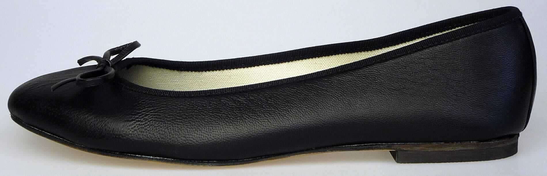 Freizeitschuhe (lt. Antrag: "BALLETFLAT, Womens Leather Flat", Foto siehe Anlage)
- mit Laufsohlen aus Leder; ohne Hauptsohle aus Holz,
- mit weit ausgeschnittenem Oberteil (geschlossenes Blatt) aus Leder,
- auf das Oberteil sind Stücke aus Spinnstoff und Leder als Verstärkungsteile aufgesetzt,
- mit Zierschleife im Vorderfußbereich,
- ohne Metallschutz in der Vorderkappe,
- nicht den Knöchel bedeckend,  
- mit einer Länge der Innensohle von mehr als 24 cm,
- für Frauen (u. a. schlanker Schnitt)

"Schuhe mit Laufsohlen und Oberteil aus Leder, andere als in den Unterpositionen 6403 1200 bis 6403 5991
 genannt, für Frauen"