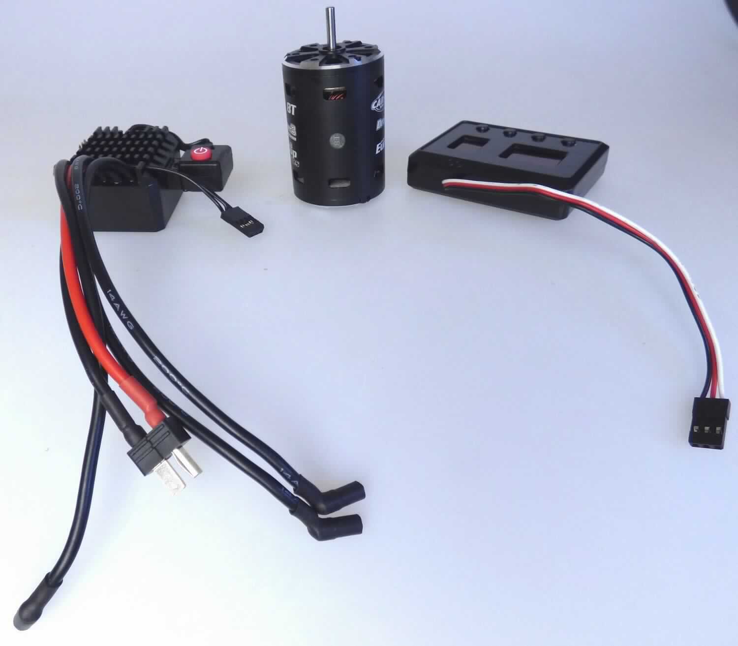 Funktionelle Einheit in Form eines bürstenlosen Gleichstrommotors, sog. Brushless Set,
- zusammengesetzt aus einem Elektromotor in einem zylinderförmigen 
  Metallgehäuse (Abmessungen ca. 52,9 mm (Länge) x 36 mm (Durchmesser); 3,17 mm (Wellendurchmesser)) 
  und einem sog. "Brushlessregler" mit drei Anschlusskabeln, 
- der Gleichstrommotor dient als Antriebsaggregat in einem Modellfahrzeug,
- mit einer Leistung von 480 Watt, 
- in Warenzusammenstellung für den Einzelverkauf aufgemacht mit einer sog. "Programmbox" mit einem
  Anschlusskabel, zum Programmieren des Fahrreglers, 
- der Gleichstrommotor stellt den charakterbestimmendern Bestandteil der Warenzusammenstellung dar.

Die Warenzusammenstellung ist als "Elektromotor, andere Gleichstrommotoren, mit einer Leistung von 750 W oder weniger jedoch mehr als 37,5 W, nicht von den Codenummern 8501 3100 10 0 bis 8501 3100 89 0 erfasst" einzureihen.