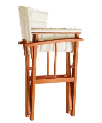 Bei der als "Regiestuhl Cannes Creme" bezeichneten Ware handelt es sich um ein zusammenklappbares, ca. 56,5 x 48 x 86 cm (B x T x H) großes Sitzmöbel für den Außenbereich. Das Möbel besteht aus einem Gestell mit Armlehnen und diversen Verstrebungen aus Eukalyptusholz und einer gespannten, cremefarbenen Sitzfläche bzw. Rückenlehne aus Polyester.

Die in einem Pappkarton verpackte Ware wird als "anderes als von der Position 9402 erfasstes Sitzmöbel, nicht von den Unterpositionen 9401 10 bis 9401 59 erfasst, mit Gestell aus Holz, nicht gepolstert" eingereiht.
