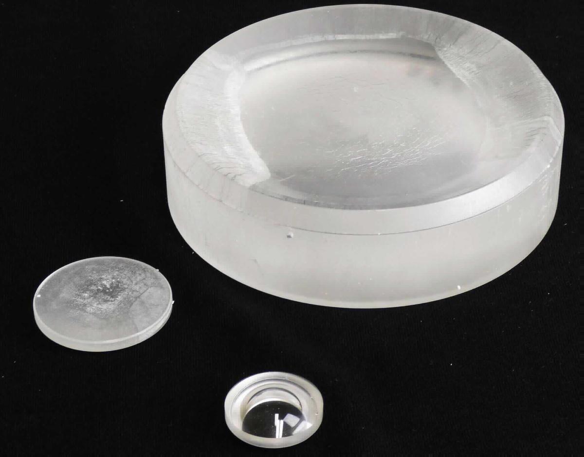 Rohlinge von optischen Elementen aus Glas, sog. optisches Glas, Fotos siehe Anlage, 
- in Form von unterschiedliche geformten Rohlingen,
- laut Antrag:
- - aus optischem Glas,
- - durch Wärmeumformung in Form gepresst,
- - zur Herstellung von optischen Elementen durch optische Bearbeitung, 
- vorgelegte Warenmuster:
- - Warenmuster 1:
- - - mit einem Durchmesser von ca. 14,5 cm,
- - - laut Antrag zur Verwendung in der optischen Lithografie (in einem sog. Waferstepper),
- - Warenmuster 2:
- - - mit einem Durchmesser von ca. 4,8 cm,
- - - laut Antrag zum Einbau in ein Fernglas,
- - Warenmuster 3:
- - - mit einem Durchmesser von ca. 3,2 cm,
- - - laut Antrag zum Einbau in ein Fernrohr,
- keine Einreihung in die Position 9001, da die Waren nicht optisch bearbeitet sind.

"Optische Elemente, aus Glas, keine Waren der Position 7015, nicht optisch bearbeitet"