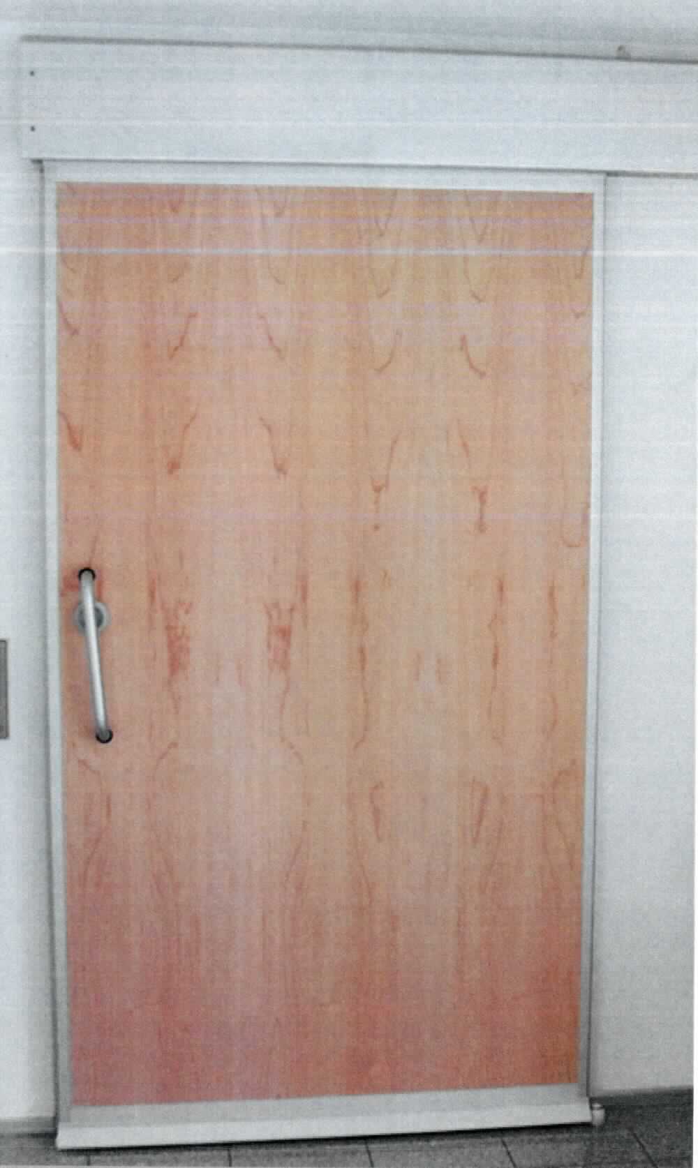 Es handelt sich um noch nicht zusammengesetzte Schiebetüren, i. W. bestehend aus einem Türblatt mit Griff, einem Schienensystem und einer Umfassungszarge.
Das Türblatt besteht aus einer Holzfaserplatte welche an den Außenseiten mit Hochdrucklaminat beklebt und mit einem Stahlgriff versehen ist. Die Laufschiene besteht aus Stahl mit Aluminium-Laufprofil und ist mit einer Aluminiumverkleidung ausgestatet. Die Zarge besteht aus Hochdrucklaminat und weist Eckschutzprofile aus Stahl auf.
Die unedlen Metalle bestimmen insbesondere aufgrund ihres Umfangs, der Bedeutung für die Verwendung und des Wertes den Charakter der aus verschiedenen Stoffen zusammengesetzten Waren. Stahl herrscht gewichtsmäßig gegenüber Aluminium vor.
-Antragstellerangaben-

Abbidlung siehe Anlage.

Derartige Erzeugnisse gehören als "Konstruktionen (Türen und deren Rahmen) aus Stahl" zum TARIC-Code 7308 3000 00.