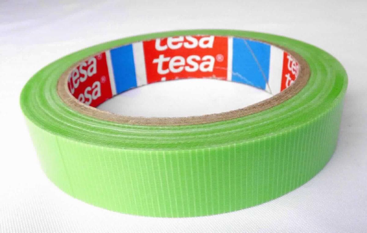 Mit Kunststoff überzogenes Gewebe, sog. Mehrzweck-Gewebeklebeband, Artikel tesa 4621, Foto siehe Anlage,
- als Meterware auf Rollen, mit einer Breite von ca. 2 cm, 
- aus einem einfarbigen Gewebe aus laut Antrag synthethischen Chemiefasern, das auf der Außenseite mit dem 
  bloßen Auge wahrnehmbar mit Kunststoff (laut Antrag weder Polyvinylchlorid noch Polyurethan; kein Zellkunst- 
  stoff) überzogen und auf der Innenseite mit einem Kleber bestrichen ist, 
- von Hand bei einer Temperatur zwischen 15 und 30 °C auf einen Dorn von 7 mm Durchmesser aufrollbar, ohne 
  rissig zu werden.

"Gewebe, mit Kunststoff bestrichen, anderes als solche der Position 5902, anderes als in den Unterpositionen 
 5903 1010 00 bis 5903 9099 30 genannte"