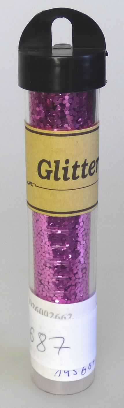 Angaben des Antragstellers: 
Glitzerstreu

Untersuchungsergebnisse an einem Warenmuster:
Es wurde ein pinkfarbener, metallisch glänzender Glitter in einem Kunststoffröhrchen vorgelegt. Es liegt ein Polyester vor, der mit anderen Kunststoffen (Melaminharz) gemischt ist.

Befund:
Es liegt ein anderer gesättigter Polyester in Primärform der Unterposition (KN) 3907 9980 vor.