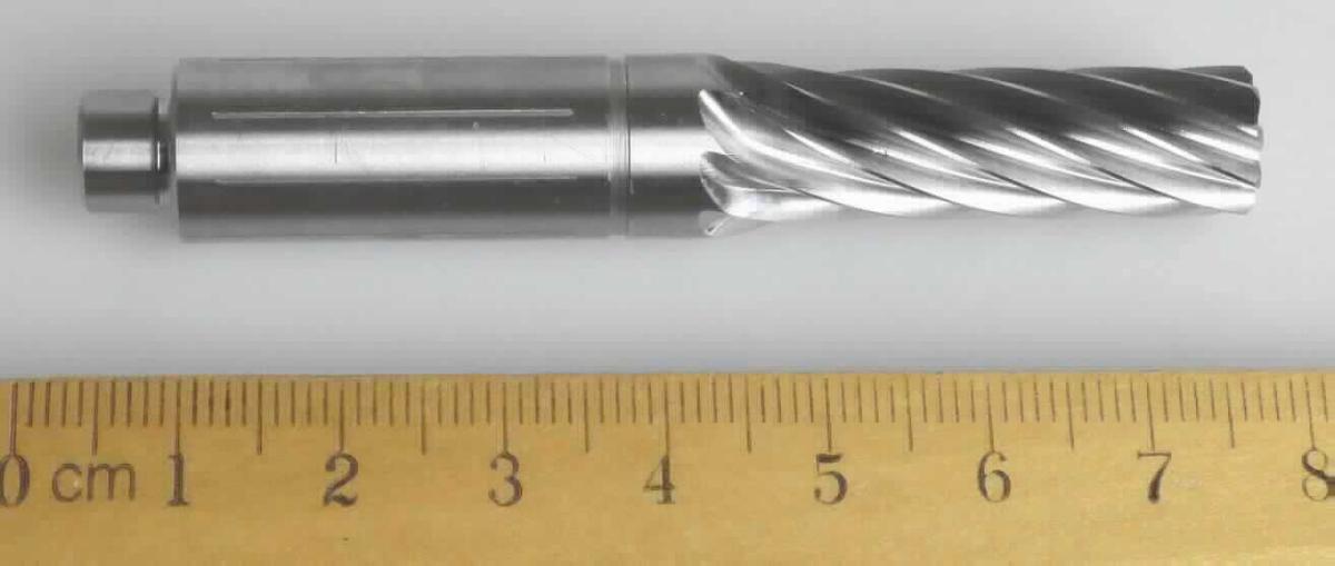 Bei der als Rotorachse - Art. 0044026 - bezeichneten Ware handelt es sich um eine kombinierte Maschine, ohne Hauptfunktion, bestehend aus einem schrägverzahnten, zylinderförmigen Zahnrad mit Außenzahnkranz mit 9 Zähnen integriert in eine speziell geformte, mit Abstufungen versehene Welle aus Metall (Dreh-Frästeil) mit einer Gesamtlänge von ca. 76 mm.
Die Ware wird in einem Elektromotor verbaut und dient dem Antrieb eines Getriebes für ein Elektrofahrrad.

Das Erzeugnis ist als "Zahnrad, nicht aus Eisen oder Stahl gegossen, nicht für zivile Luftfahrzeuge" einzureihen.