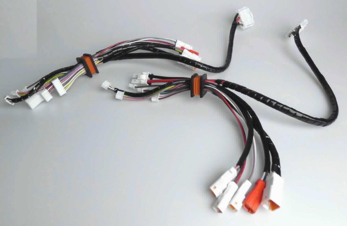 Kabelsatz, Art. M0043926,
- aus unterschiedlich langen, isolierten, elektrischen Kabeln bestehend,
- teilweise mit Kabel-Spiralschlauch umhüllt,
- in einer speziellen Halterung zusammengefasst, 
- auf beiden Seiten mit je 6 unterschiedlichen Anschlussstücken versehen, 
- konfektioniert für den Einbau in Elektrofahrräder.

Die Ware ist als "isoliertes elektrisches Kabel mit Anschlussstücken, kein Wickeldraht, kein Koaxialkabel oder anderer koaxialer elektrischer Leiter, Kabelsatz von der für Beförderungsmittel verwendeten Art, nicht für zivile Luftfahrzeuge, nicht von den TARIC-Unterpositionen 8544 3000 30 bis 8544 3000 85 erfasst" einzureihen.