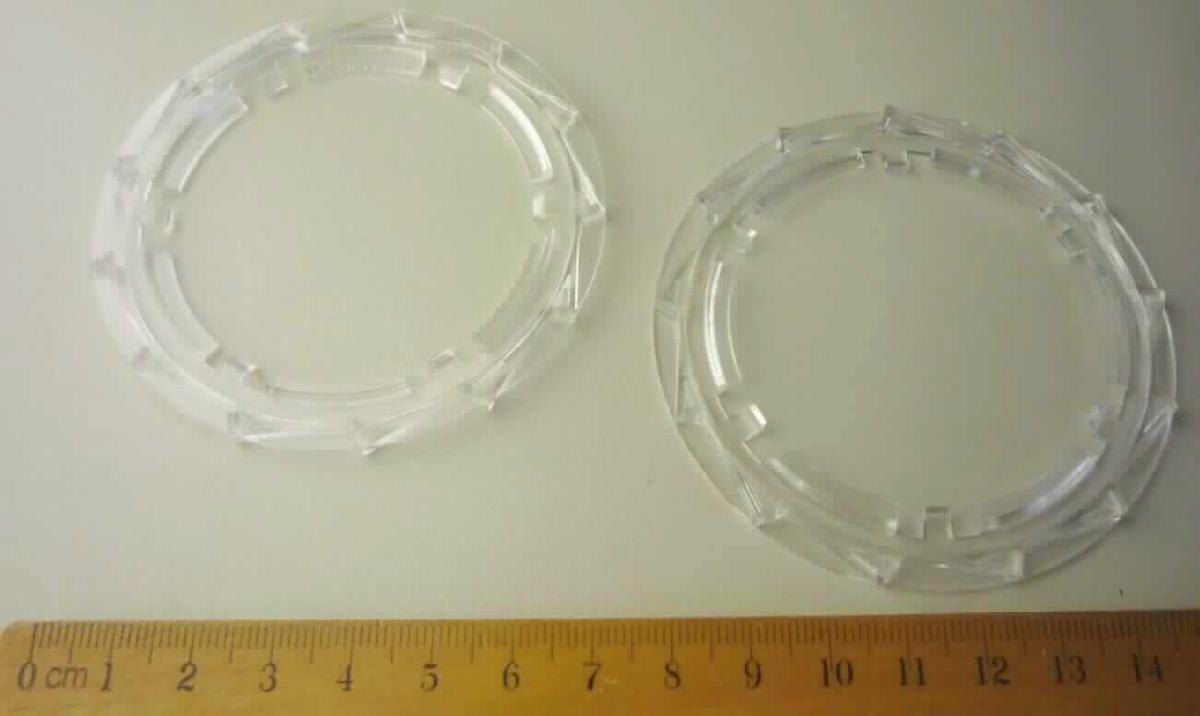 Bei der als Lamellenring (Art. 0043266) bezeichneten Ware handelt es sich um ein spezifisch gestaltetes Teil zur inneren Abdeckung eines Zahnrades in einem Zahnradgetriebe in einem Elektroantrieb von Fahrrädern. Die funktionsnotwendige Ware hat die Aufgabe das Schmierfett zurückzuhalten und Verunreinigungen zu vermeiden. 

Das Erzeugnis ist als "Teil eines Zahnradgetriebes, aus Kunststoff, nicht für zivile Luftfahrzeuge bestimmt" einzureihen.

Anlage:
1 Ablichtung