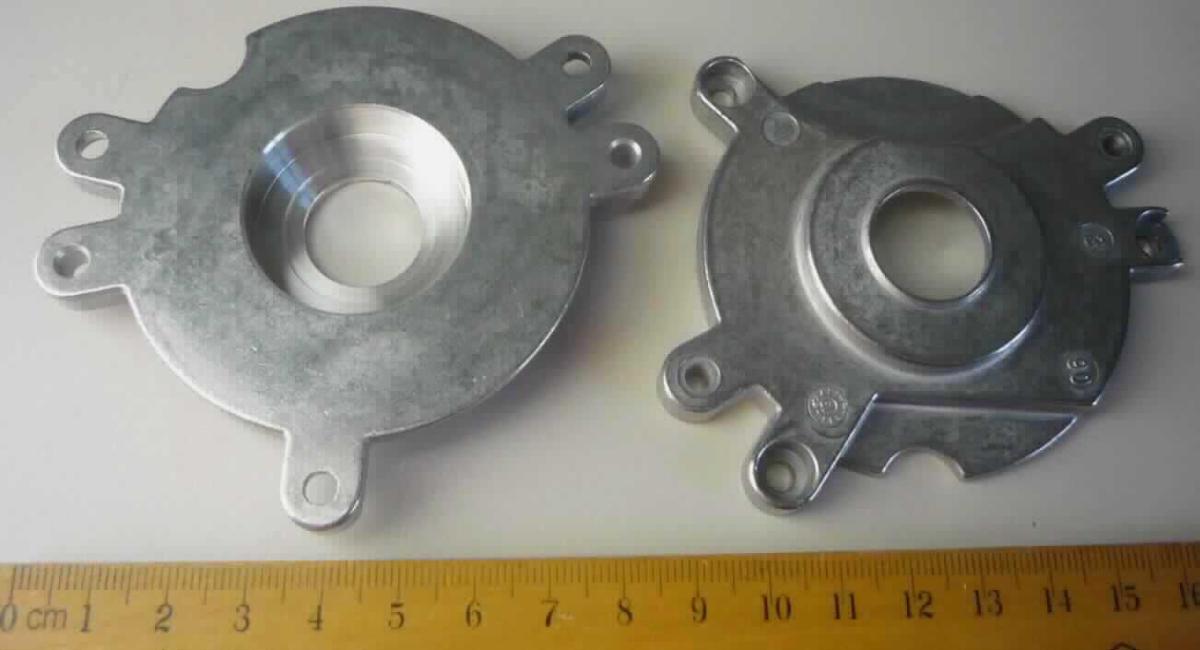 Es handelt sich bei der als Deckel (Art. 0044003) bezeichneten Ware um ein spezifisch gestaltetes, mit Mittelöffnung versehenes, annährend rundes, ca. 12 mm hohes Erzeugnis (Durchmesser ca. 67 mm) aus Aluminium, das mit fünf Befestigungslöchern versehen ist. Das Erzeugnis wird in einem Elektromotor verbaut und dient der Lagerung der Umlenkrolle durch die Aufnahme eines Wälzlagers (Rillenkugellager). Es handelt sich somit um ein Lagergehäuse für ein Rillenkugellager.

Die Ware ist als "Lagergehäuse für Wälzlager aller Art, nicht für zivile Luftfahrzeuge, nicht für Turbolader" einzureihen. 

Anlage:
1 Ablichtung
