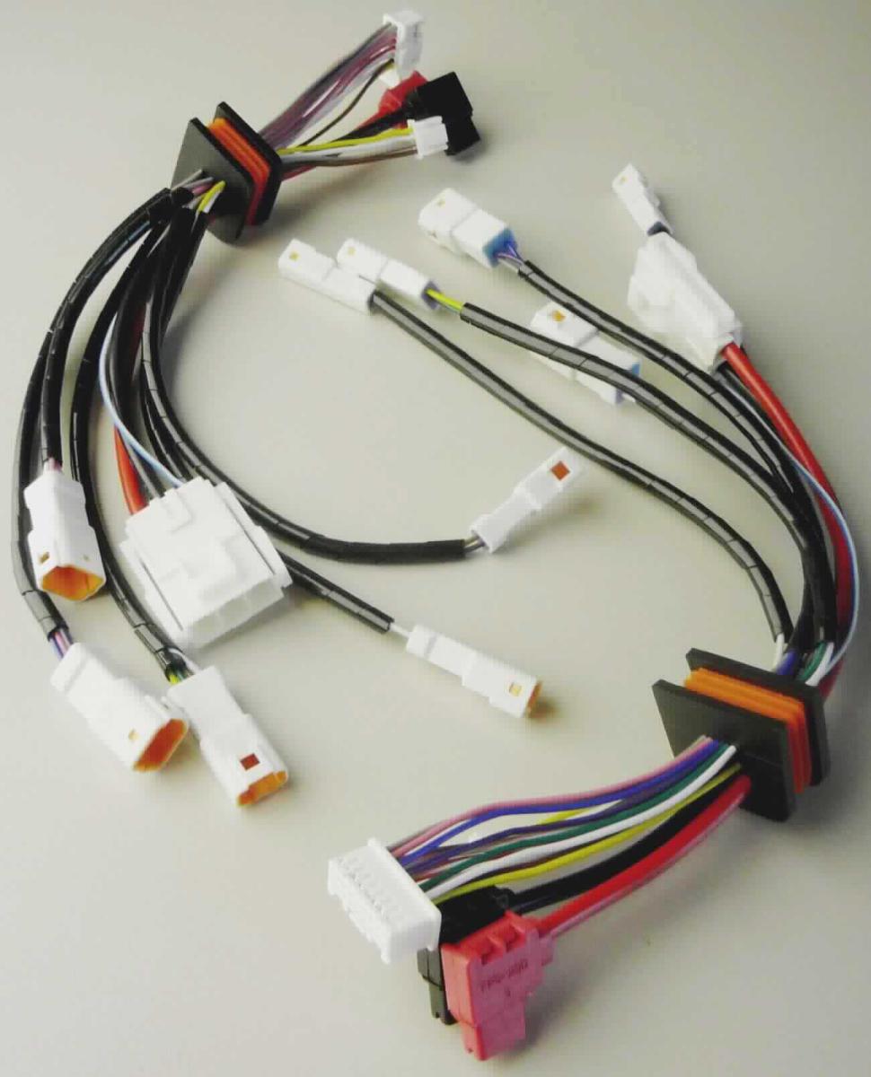 Kabelsatz, Art. M0033024,
- aus unterschiedlich langen, isolierten, elektrischen Kabeln bestehend,
- teilweise mit Kabel-Spiralschlauch umhüllt,
- in einer speziellen Halterung zusammengefasst, 
- auf einer Seite mit 6 und auf der anderen Seite mit 4 unterschiedlichen Anschlussstücken versehen, 
- konfektioniert für den Einbau in Elektrofahrräder.

Die Ware ist als "isoliertes elektrisches Kabel mit Anschlussstücken, kein Wickeldraht, kein Koaxialkabel oder anderer koaxialer elektrischer Leiter, Kabelsatz von der für Beförderungsmittel verwendeten Art, nicht für zivile Luftfahrzeuge, nicht von den TARIC-Unterpositionen 8544 3000 30 bis 8544 3000 85 erfasst" einzureihen.