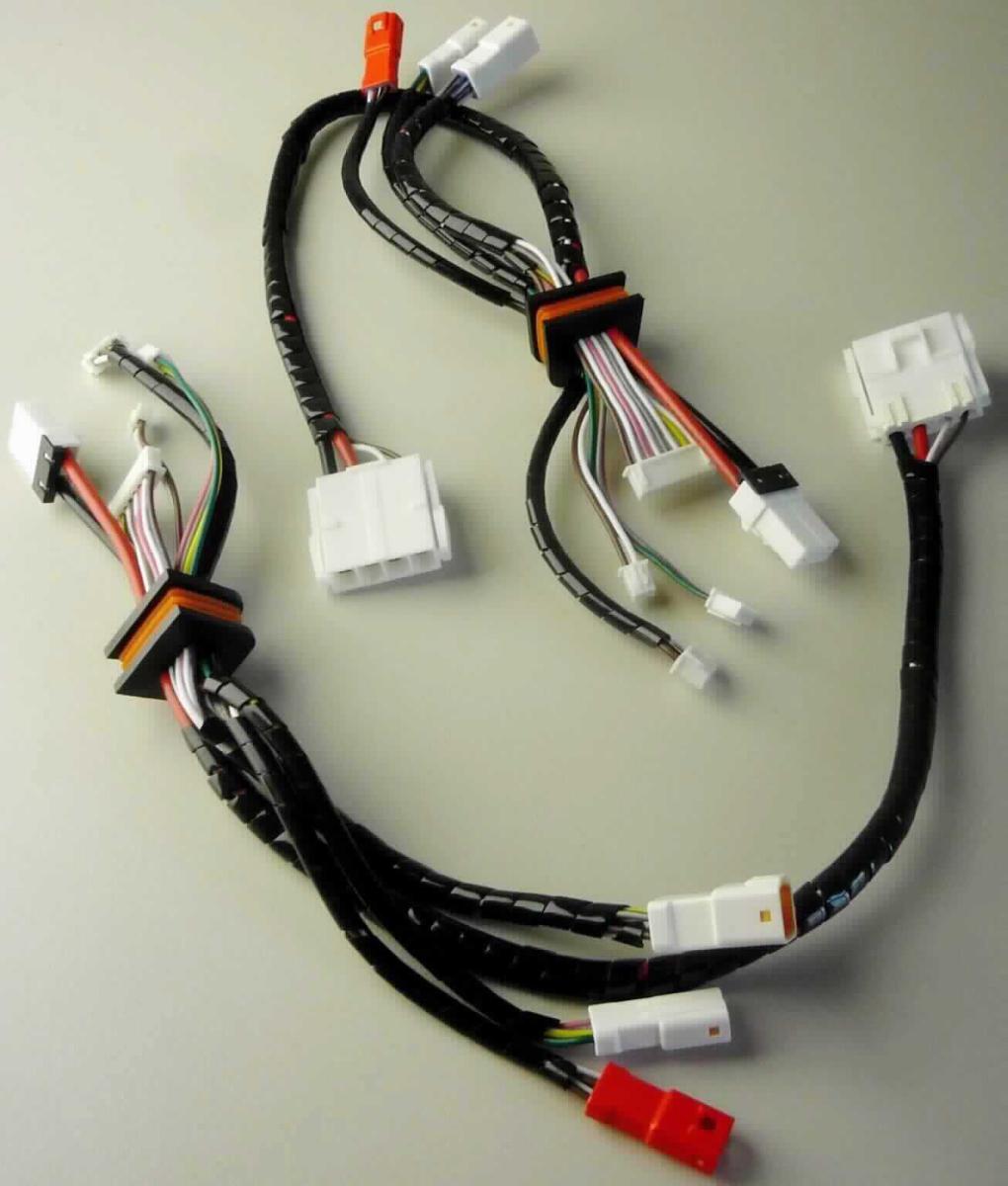 Kabelsatz, Art. M0043923,
- aus unterschiedlich langen, isolierten, elektrischen Kabeln bestehend,
- teilweise mit Kabel-Spiralschlauch umhüllt,
- in einer speziellen Halterung zusammengefasst,
- auf einer Seite mit 5 und auf der anderen Seite mit 4 unterschiedlichen Anschlussstücken versehen,
- konfektioniert für den Einbau in Elektrofahrräder.

Die Ware ist als "isoliertes elektrisches Kabel mit Anschlussstücken, kein Wickeldraht, kein Koaxialkabel oder
anderer koaxialer elektrischer Leiter, Kabelsatz von der für Beförderungsmittel verwendeten Art, nicht für zivile
Luftfahrzeuge, nicht von den TARIC-Unterpositionen 8544 3000 30 bis 8544 3000 85 erfasst" einzureihen.