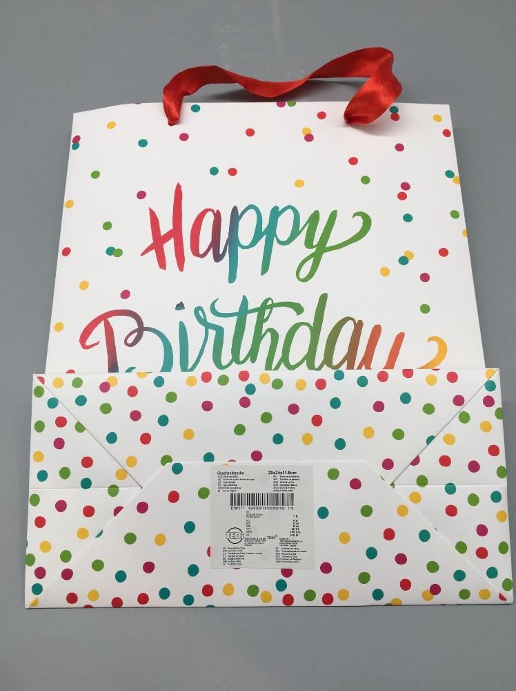Es handelt sich bei der als  "Geschenktasche" bezeichneten Ware um einen Blockbodenbeutel mit Seitenfalten und einem rechteckigen, mit Kartonpapier verstärkten Boden (Abmessungen etwa 24,0 cm x 11,5 cm), aus mit dünner Kunststofffolie überzogenem sowie mit Abbildungen von bunten Punkten und dem Schriftzug „Happy Birthday“ bedrucktem Kartonpapier (Abmessungen des zusammengefalteten Beutels etwa 24,0 cm x 29,0 cm). Der obere Rand ist etwa 2,5 cm nach innen umgeschlagen und an den Längsseiten zweifach gelocht. Durch diese vier Löcher sind zwei etwa 1,5 cm breite Satinbänder zum Tragen des Beutels gezogen. Auf die Innenseite ist am oberen Rand mittig ein perforierter, mit Eurolochung versehener Zuschnitt aus klarsichtiger stabiler Kunststofffolie aufgeklebt. Auf der Unterseite ist ein Klebeetikett mit Informationen zum Produkt aufgebracht.

Abbildung siehe Anlage.

Derartige Waren gehören als "andere Säcke, Beutel oder Tüten aus Papier und Pappe, ausgenommen Schallplattenhüllen" zum TARIC-Code 4819 40 00 00, da es sich um eine aus verschiedenen Stoffen und Bestandteilen zusammengesetzte Ware handelt, deren wesentlicher Charakter nach Umfang sowie im Hinblick auf die Bedeutung für die Verwendung durch den Blockbodenbeutel aus Papier bestimmt wird.