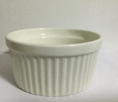 Geschirr aus Porzellan, sog. Soufflé-Förmchen, Foto siehe Anlage,
- weiße, glasierte Schale mit Rillenstruktur,
- in den Abmessungen: ca. 9,5 cm (Durchmesser) x 5 cm (Höhe),
- keramisches Erzeugnis; nach der Formgebung gebrannt; tonmineralhaltiges Material enthaltend,
- lt. Antrag aus Porzellan.

"Geschirr (Schale) aus Porzellan"