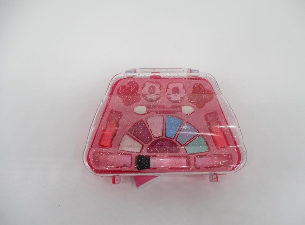 Erzeugnis zum Schminken der Lippen; Kinder Schminkkoffer

Bei der Ware handelt es sich nach den Angaben um einen Kinder-Schminkkoffer, bestehend aus fünf Lipgloss, zwei Lippenstiften, zwei Rouge mit einem Pinsel, vier Lidschatten mit einem Applikator sowie zwei Haarklammern. Die Bestandteile sind gemeinsam in einem Kunststoffkoffer aus Polypropylen mit entsprechenden Aussparungen für die Bestandteile für den Einzelverkauf aufgemacht. 
Es handelt sich um eine Warenzusammenstellung, da die Bestandteile der Befriedigung eines gemeinsamen Bedarfs oder der Ausübung einer bestimmten Tätigkeit dienen (Schminken und Haare gestalten). Als charakterbestimmend werden die Schminkmittel für die Lippen angesehen (Verwendung und Anzahl).

Die Ware ist als Erzeugnis zum Schminken, Schminkmittel (Make-Up) für die Lippen in die Unterposition 3304 1000 der Kombinierten Nomenklatur einzureihen.