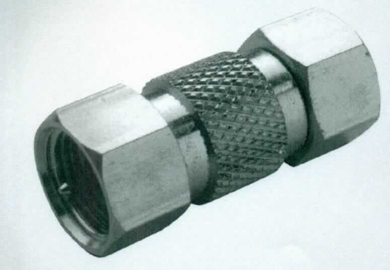 F-Verbinder, F-Stecker / F-Stecker, 
- im Wesentlichen bestehend aus einem spezifisch geformten, annähernd zylinderförmigen Metallgehäuse mit jeweils einem F-Stecker mit innenliegendem Kontaktstift an den gegenüberliegenden Kontaktenden, 
- für eine Spannung von weniger als 1000 V,
- Steckvorrichtung für Koaxialkabelverbindungen,
- dient dem Herstellen einer elektrischen Verbindung durch das Einstecken der entsprechenden Gegenkontakte.

Die Ware ist als "elektrisches Gerät zum Verbinden von elektrischen Stromkreisen, für eine Spannung von 1000 V oder weniger, Steckvorrichtung, für Koaxialkabel" einzureihen.

Anlage: 1 Abbildung