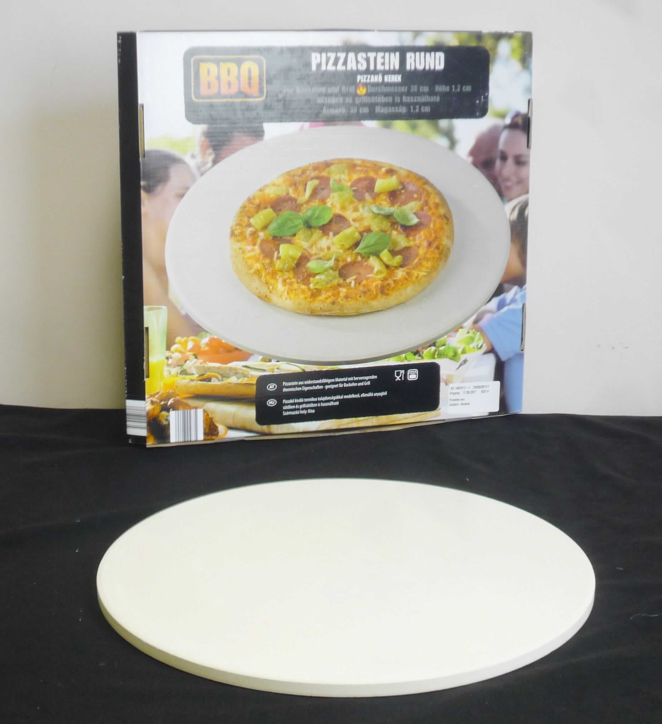 Keramischer Haushaltsartikel, sog. Pizzastein aus Cordierit-Keramik, Foto siehe Anlage,
- in Form einer runden, cremefarbenen, unglasierten Platte, 
- in den Abmessungen: ca. 38 cm (Durchmesser) x 1,2 cm (Dicke),
- keramisches Erzeugnis; nach der Formgebung gebrannt; tonmineralhaltiges Material enthaltend, 
- - nach dem Ergebnis der wissenschaftlichen Untersuchung aus Kordierit-Keramik (andere Keramik
    als Porzellan, gewöhnlicher Ton, Steinzeug, Steingut oder feine Erden),
- dient als Backunterlage,
- in einem bedruckten Karton verpackt.

"Keramischer Haushaltsartikel (Pizzastein aus Kordieritkeramik), Artikel für den Küchengebrauch, aus 
 anderer Keramik als Porzellan, gewöhnlicher Ton, Steinzeug, Steingut oder feine Erden"