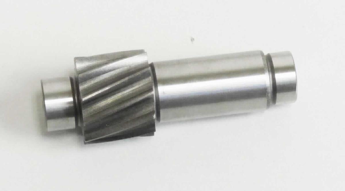 Es handelt sich bei der sog. "Zwischenwelle" (Art. 0033005) um eine kombinierte Maschine, bestehend aus einer spezifisch gestalteten, ca. 57 mm langen, mit einem Außendurchmesser von ca. 14 mm versehenen Welle aus unedlem Metall (nicht gegossen) mit einem auf der Welle angebrachten Zahnrad mit außenliegenden, schrägverzahnten Zähnen. Die mit dem Zahnrad ausgestatte Welle wird in elektrischen Tretlagerantriebseinheiten (Mittelmotoren) von Fahrrädern mit Elektrohilfsmotor (sog. Pedelecs) verbaut und dient der Umlenkung der Leistung von der ersten auf die zweite Getriebestufe. 

Eine kennzeichnende Haupttätigkeit der kombinierten Maschine ist nicht zu ermitteln, so dass die Ware in die zuletzt genannte, der in Betracht kommenden Unterpositionen eingereiht wird. 

Die kombinierte Maschine ist als "Zahnrad, nicht aus Eisen oder Stahl gegossen, nicht für zivile Luftfahrzeuge" einzureihen.