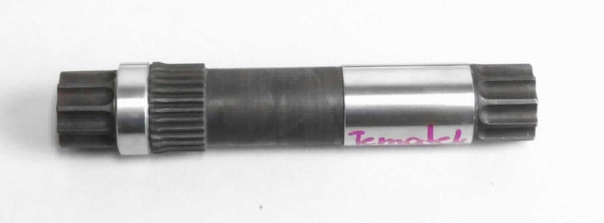 Es handelt sich bei der sog. "Tretwelle" (Art. 0033020) um eine kombinierte Maschine, bestehend aus einer spezifisch gestalteten, ca. 128 mm langen, mit einem Außendurchmesser von ca. 25 mm versehenen Hohlwelle aus unedlem Metall (nicht gegossen) mit einem auf der Welle angebrachten Zahnrad mit außenliegenden Zähnen. Die mit dem Zahnrad ausgestatte Welle wird in elektrischen Tretlagerantriebseinheiten (Mittelmotoren) von Fahrrädern mit Elektrohilfsmotor (sog. Pedelecs) verbaut und dient der der Drehmomentübertragung sowie der Aufnahme der Tretkurbeln.  

Eine kennzeichnende Haupttätigkeit der kombinierten Maschine ist nicht zu ermitteln, so dass die Ware in die zuletzt genannte, der in Betracht kommenden Unterpositionen eingereiht wird. 


Die kombinierte Maschine ist als "Zahnrad, nicht aus Eisen oder Stahl gegossen, nicht für zivile Luftfahrzeuge" einzureihen.