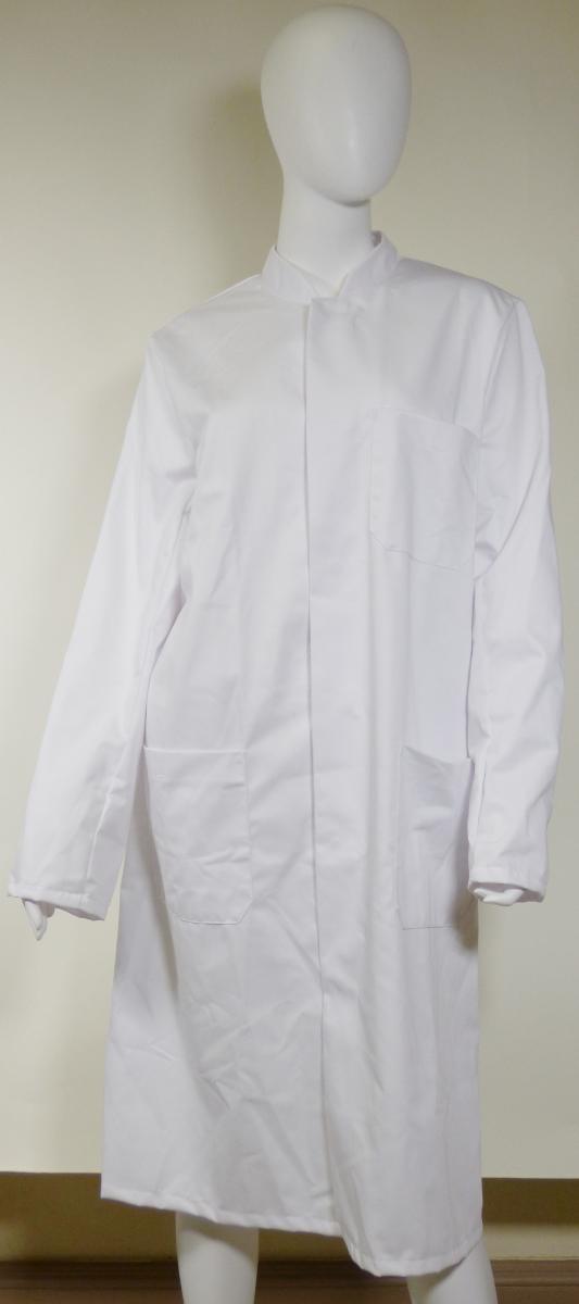 Kittel, sog. Arztmantel, in Erwachsenengröße, Foto siehe Anlage,
- in einem Polybeutel verpackt,
- aus ca. 0,4 mm dicken, einfarbigen Geweben aus laut Antrag 65 % Polyester und 35 % Lyocell
  (beides Chemiefasern),
- über den halben Oberschenkel reichend (Rückenlänge: ca. 110 cm), 
- mit einem Stehkragen,
- vorn mit einer durchgehenden Öffnung mit Druckknopfverschluss von links über rechts (Männerklei-
  dung), daher keine Ware der Unterposition 6211 4310,
- mit langen Ärmeln,
- mit einer aufgesetzten, offenen Tasche im Brustbereich und zwei aufgesetzten, offenen Taschen unter-
  halb der Taille,
- mit einem ca. 32 cm hochreichenden Rückenschlitz,
- am unteren Rand durch Umschlagen und Festnähen gesäumt,
- lässt aufgrund seines allgemeinen Aussehens und der Beschaffenheit erkennen, dass er dazu bestimmt
  ist, ausschließlich oder hauptsächlich zum (körperlichen oder hygienischen) Schutz anderer Kleidungs-
  stücke und/oder Personen bei der Ausübung einer Gewerbe-, Berufs- oder Haushaltstätigkeit getragen
  zu werden,
- wird im Allgemeinen nicht über jeder anderen Kleidung und zum Schutz gegen das Wetter getragen,
  somit kein Mantel.

"Andere Kleidung (Kittel), aus Geweben, für Männer, aus Chemiefasern, Arbeits- und Berufskleidung"