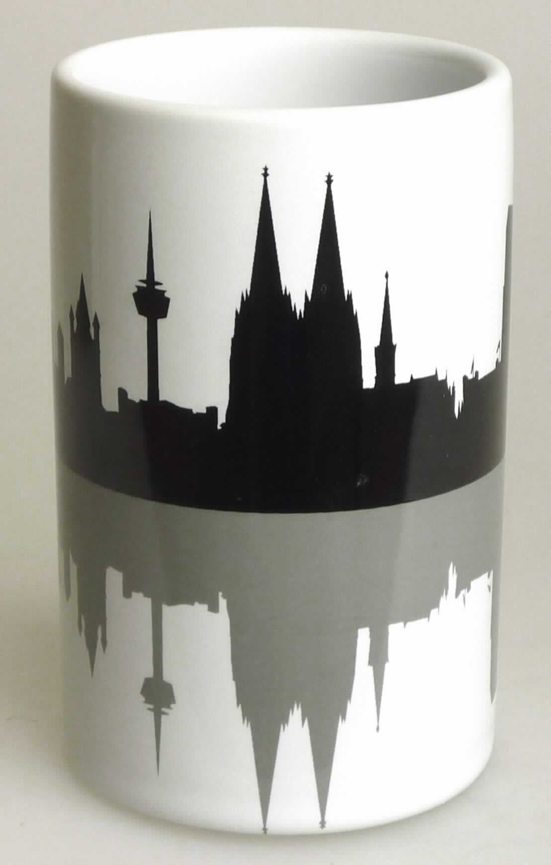 Keramischer Toilettengegenstand, Foto siehe Anlage,
- weißer, glasierter Becher; auf der Außenseite mit der Kölner skyline bedruckt,
- in den Abmessungen: ca. 6,5 cm (Durchmesser) x 11 cm (Höhe),
- keramisches Erzeugnis; nach der Formgebung gebrannt; tonmineralhaltiges Material enthaltend, 
- - nach dem Ergebnis der wissenschaftlichen Untersuchung aus Steinzeug bestehend,
- zur Verwendung als Zahnputzbecher im Badezimmer bestimmt. 

"Keramischer Toilettengegenstand, aus Steinzeug"