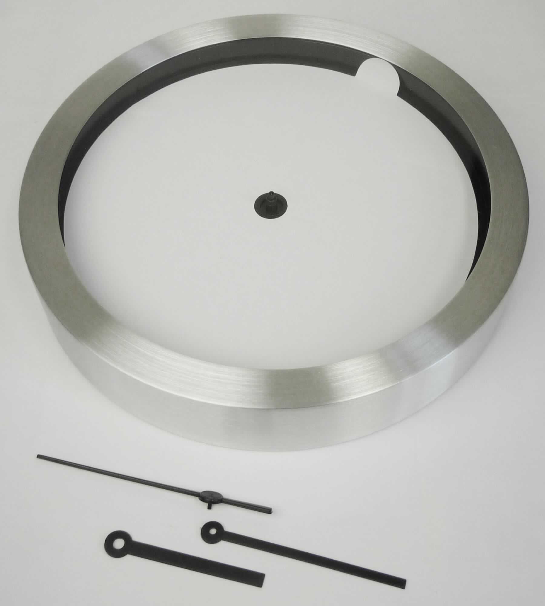 Es handelt sich um eine runde, etwa 25 x 4 cm (Durchmesser x Tiefe) große Wanduhr (Funk-Wanduhr) für den Innenbereich aus einem Kunststoffghäuse mit einem Metallring als Rahmen. Sie  enthält ein batteriebetriebenes Uhrwerk mit den Abmaßen von ca. 55 mm Länge x  55 mm Breite x 12 mm Dicke (kein Kleinuhr-Werk), ein rundes, weißes Ziffernblatt ohne Markierungen. Der Stunden- und Minuten- und Sekundenzeiger ist separat beigepackt.

Das Erzeugnis ist noch nicht zusammengesetzt in einem Pappkarton verpackt.

Es ist als "andere als in den Positionen 9101 bis 9104 erfasste Uhr, elektrisch betriebene Wanduhr" einzureihen.