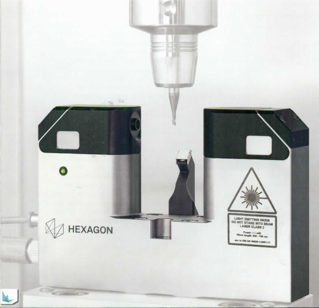 Optisches Messgerät, im Wesentlichen bestehend aus einem u-förmigen Edelstahlgehäuse (150 x 102 x 30 mm) mit einer Lasermessoptik, einem pneumatisch betätigten Verschluss für die Messoptik, einer LED-Zustandsanzeige, einer Abblasdüse mit Verschlussdeckel zur Werkzeugreinigung, einer Ausrichthilfe für den Fokuspunkt, vier Montagebohrungen sowie jeweils einem elektrischen und pneumatischen Anschluss (siehe Abbildung in der Anlage). Das Gerät dient der berührungslosen Messung von Werkzeuggeometrien (Länge, Radius etc.) sowie der Feststellung von Werkzeugbruch an Werkzeugmaschinen.
Die Ware wird als "optisches Gerät zum Messen oder Prüfen, in Kapitel 90 anderweit weder genannt noch inbegriffen, anderes als von den Unterpositionen (KN) 9031 1000 bis 9031 4910 erfasst" eingereiht.