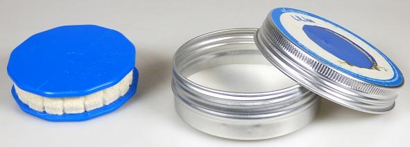 Andere konfektionierte Ware, sog. Kettenöler Disc, Art.Nr. 44007, Foto siehe Anlage,
- in einer Dose aus augenscheinlich unedlem Metall [übliche Verpackung i. S. d. AV 5 b)] verpackt,
- in Form einer Spule aus Kunststoff (mit einem Durchmesser von ca. 5,5 cm) mit einem
  innenliegenden, drehbaren sog. Schmierrad, aus laut Untersuchungsergebnis einem Nadelfilz aus
  Spinnstoffen,
- durch Zusammenfügen konfektioniert,
- dient laut Antrag dem Einölen von Ketten,
- stellt sich nicht als Teil einer Maschine oder eines Apparates dar, somit keine Ware der Position 5911,
- stellt sich aufgrund der Verwendung nicht als Ware der Position 9603 dar.

"Andere konfektionierte Ware (Kettenöler Disc), aus Spinnstoffen, aus Filz"