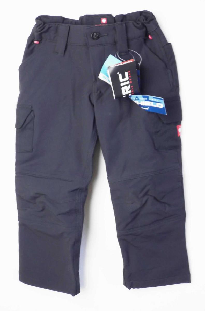 Lange Hose, sog. Winter Funk.-Cargohose, Art. 6209011, Größe 98/104, Foto siehe Anlage,
- in einem Polybeutel verpackt,
- aus verschiedenen, ca. 0,7 mm dicken, einfarbigen Geweben aus laut Antrag 91 % Polyamid und 9 % Elasthan 
  (beides synthetische Chemiefasern) bzw. aus 100 % Polyamid,
- durchgehend gefüttert,
- in der Taille abschließend; mit einem angesetzten, teilweise elastischen Bund mit Gürtelschlaufen,
- vorn mit einer Öffnung mit Reißverschluss, verdeckt von einer Patte von links über rechts (Knabenkleidung), 
  die im Bund mit einem Knopf geschlossen wird,
- mit verschiedenen ein- und aufgesetzten Taschen,
- mit knöchellangen Hosenbeinen, 
- an den Beinabschlüssen durch Umschlagen und Festnähen gesäumt, 
- keine Arbeits- und Berufskleidung.

"Lange Hose, aus Geweben, für Knaben, aus synthetischen Chemiefasern, keine Arbeits- und Berufskleidung"