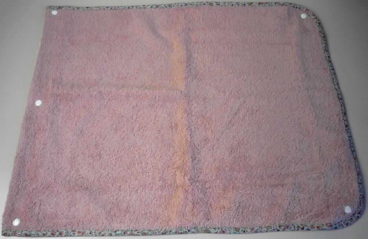 Auflage für Wickelauflagenbezug, Foto siehe Anlage,
- in einem Polybeutel verpackt,
- annähernd rechteckig, mit teilweise abgerundeten Ecken; flachliegend in den Abmessungen von ca. 
  64 cm x 51 cm,
- zweilagig gearbeitet: 
-- mit einer Außenlage aus ca. 2,1 mm dicken, einfarbigen Schlingengewirken aus laut Antrag 90 % Baumwolle 
   und 10 % Polyester (synthetische Chemiefasern),
-- mit einer Innenlage aus ca. 0,8 mm dicken, einfarbigen, einseitig (Innenseite) mit Kunststoff (laut Antrag Poly-
   urethan) beschichteten Schlingengewirken aus laut Antrag 80 % Baumwolle und 20 % Polyester,
- an den Rändern zusammengenäht, an drei Seiten mit einer Randeinfassung aus bedruckten Gewirken versehen, 
- mit Druckknöpfen zur Befestigung an einem dafür vorgesehenen Wickelauflagenbezug (nicht Gegenstand der 
  vZTA) ausgestattet,
- durch Zusammenfügen konfektioniert,
- nicht gepolstert (somit keine Ware der Position 9404),
- wird auf einem Bezug über eine sog. Wickelauflage gezogen und stellt sich nach der Materialbeschaffenheit, den 
  Abmessungen und insbesondere nach dem Verwendungszweck als Ware zur Innenausstattung dar,
- aufgrund der verwendeten Flächenerzeugnisse keine Ware der Unterposition 6304 92.

"Ware zur Innenausstattung (Auflage für Wickelauflagenbezug), aus Spinnstoffen, keine Ware der Position 9404, 
 aus Gewirken"